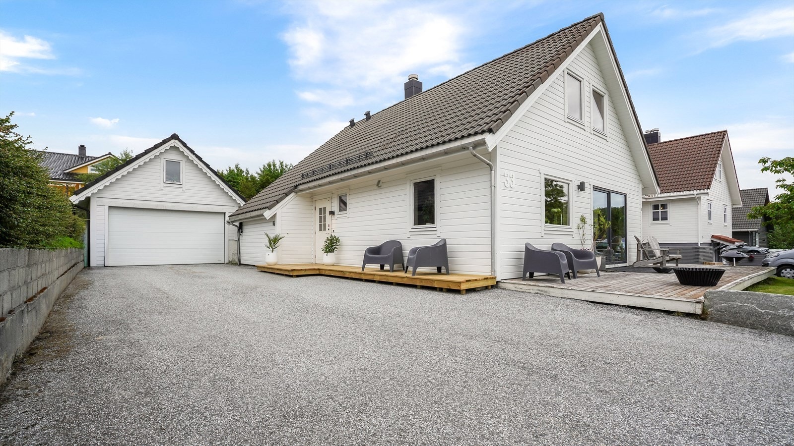 Parkeringsplass mot garasje og inngangsparti Galleribilde
