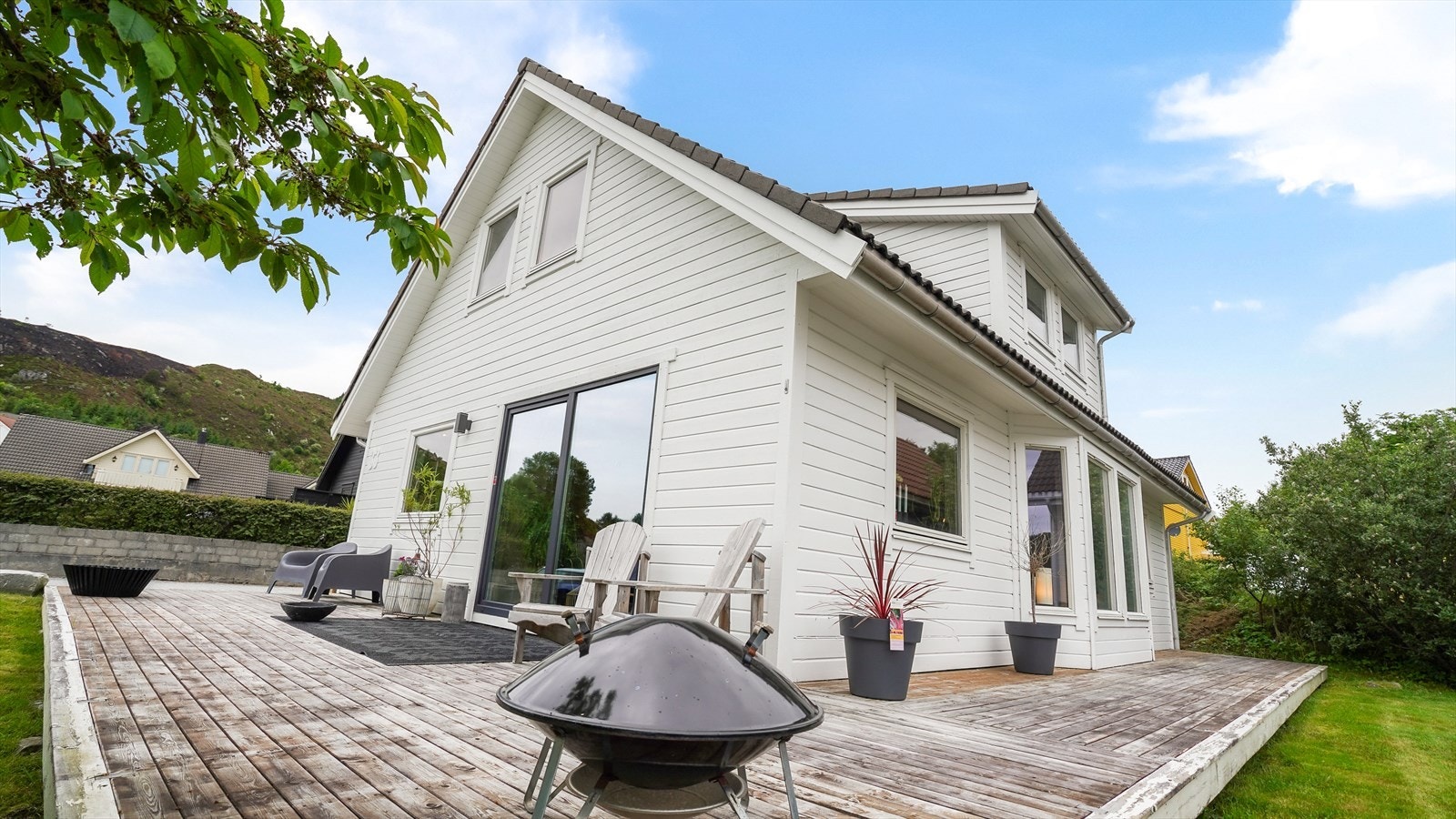 Terrasse rundt store deler av boligen Galleribilde