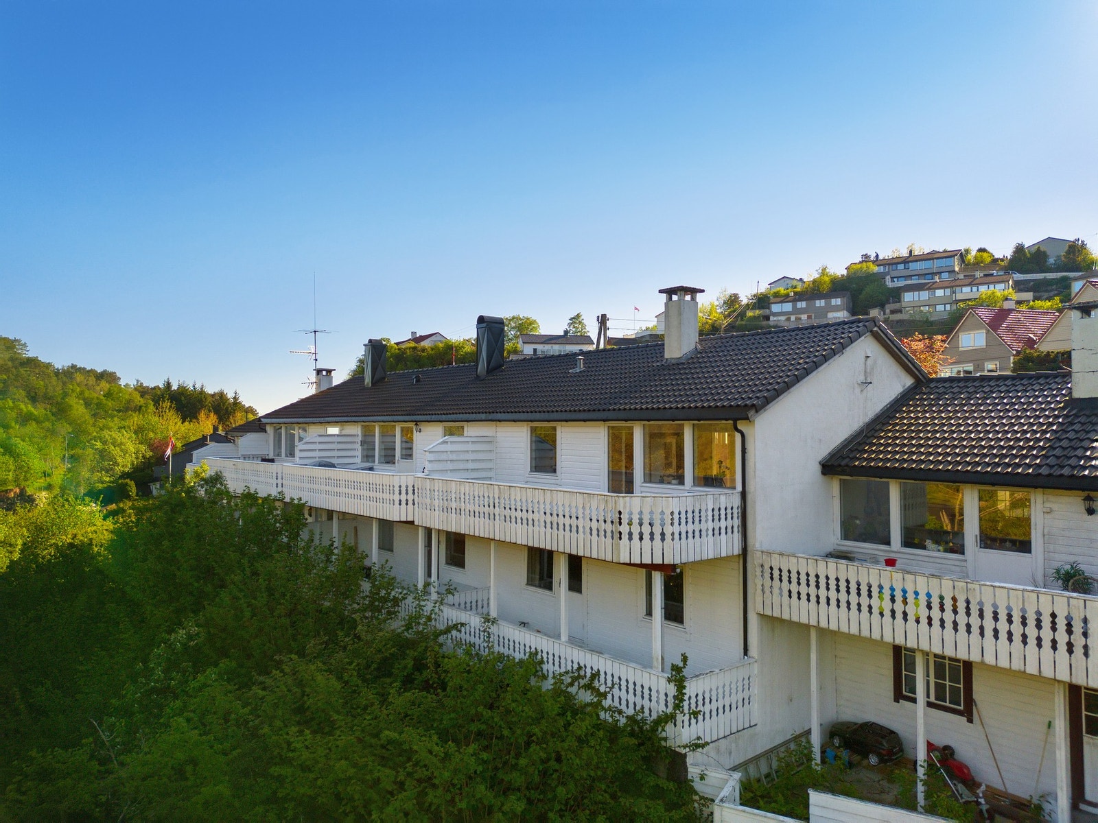 Baksiden med altan og terrasse Galleribilde