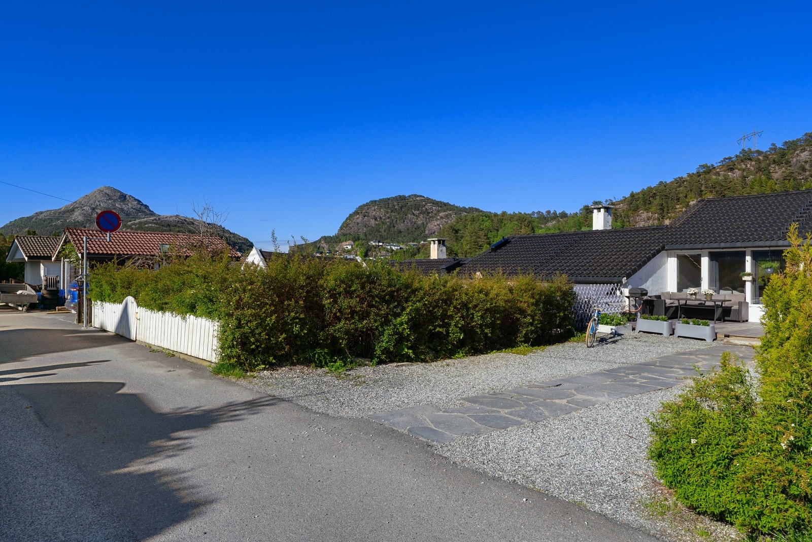 Innkjørsel til eiendommen! Galleribilde
