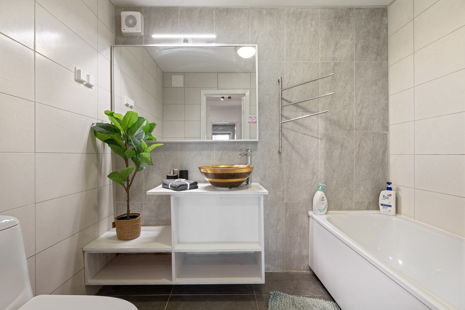 50X25 fliser på vegger og 60x60 fliser på gulv. Varmekabler i gulv Galleribilde
