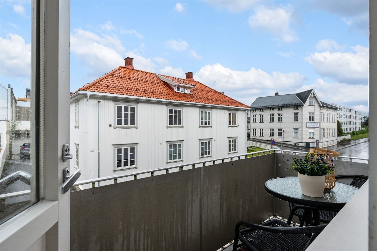 Koselig balkong med plass til sittegruppe. Galleribilde