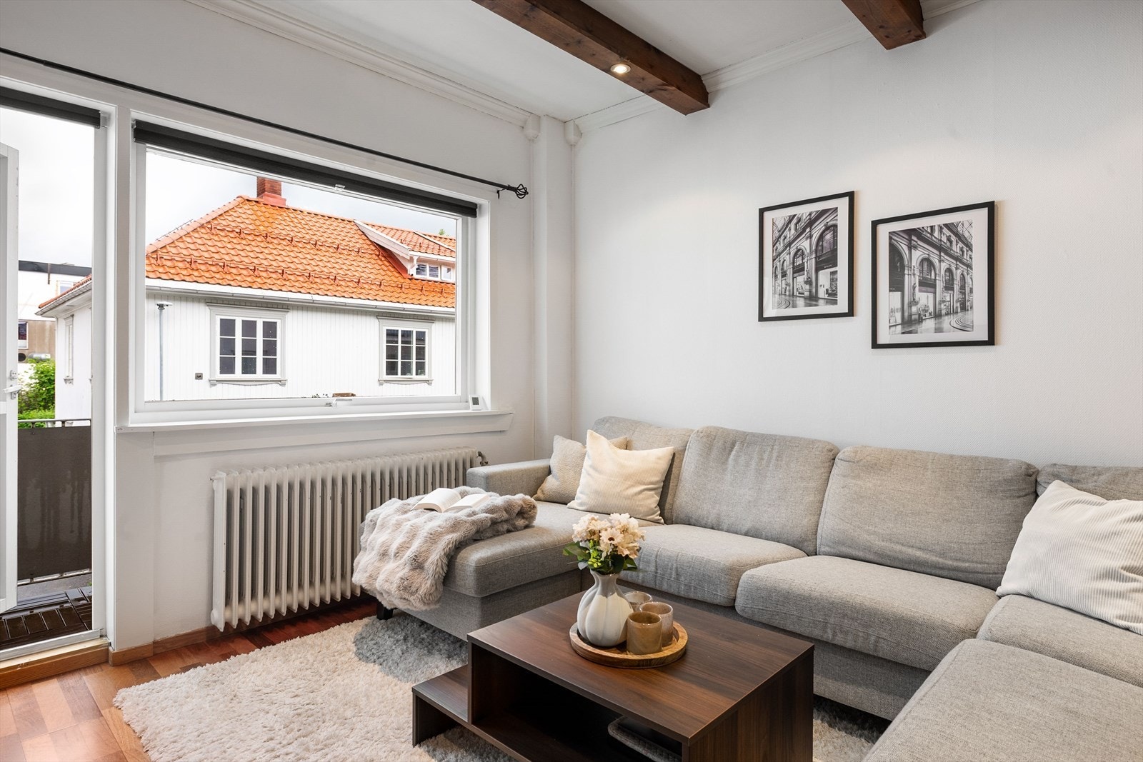Fra stuen er det utgang til balkong. Galleribilde