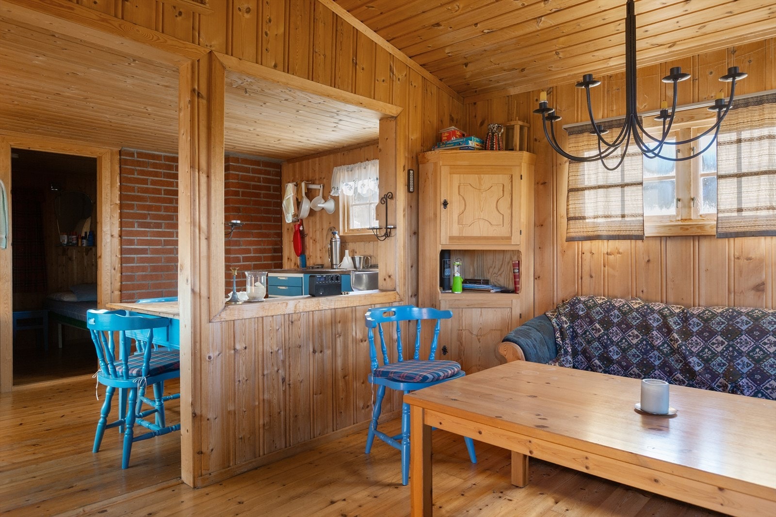 Stuedelen har plass til både sofakrok og annen sittegruppe. Galleribilde