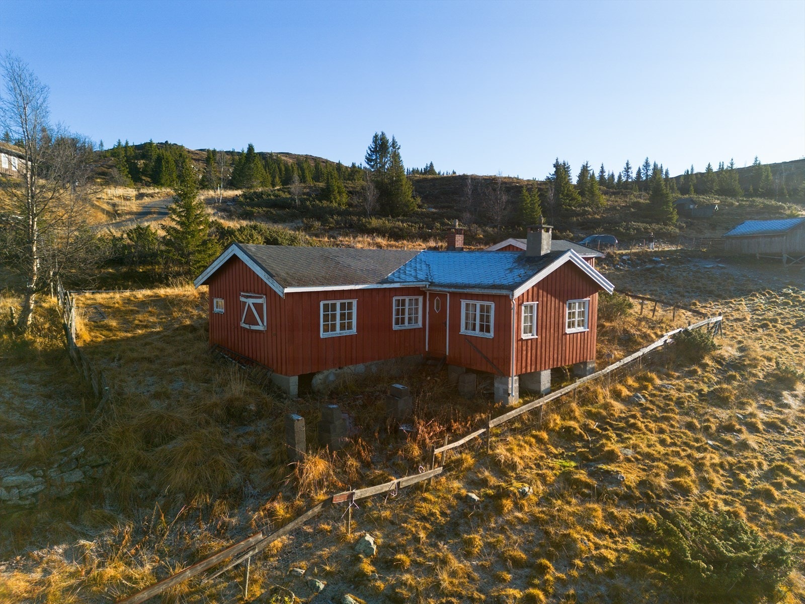 Eiendommen ligger åpent og solrikt til med gode solforhold fra morgen til kveld - et perfekt sted for deg som ønsker ro, stillhet og nærhet til naturen. Galleribilde