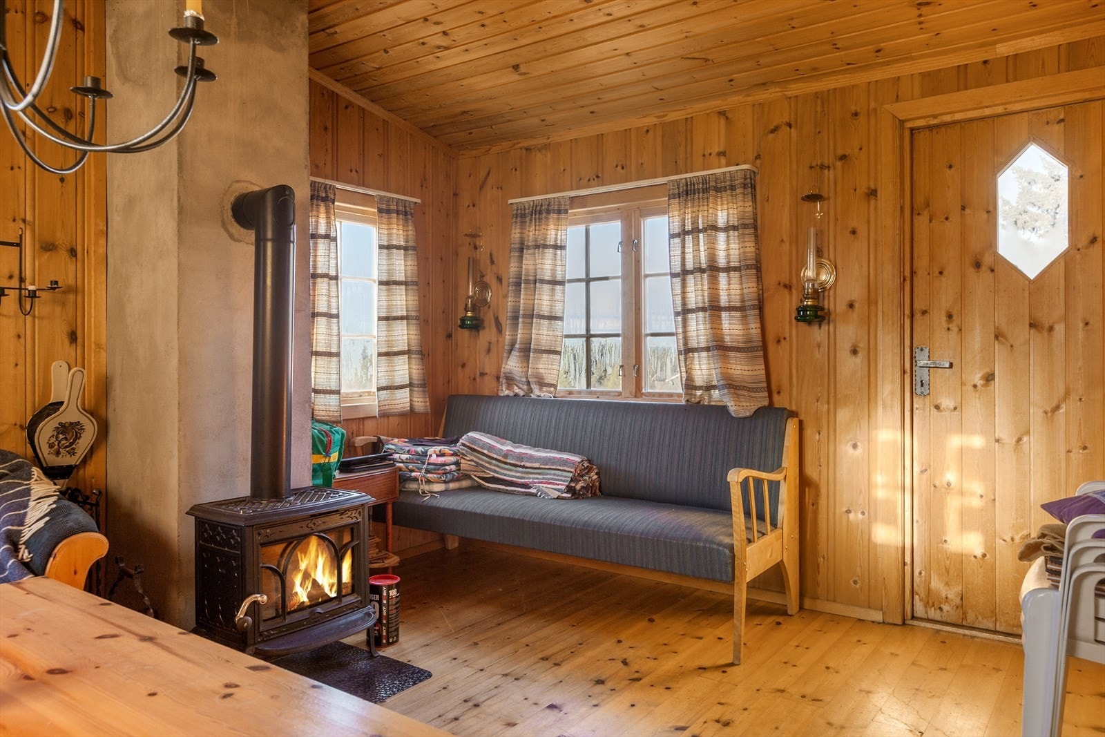 En peisovn med glassdør er en god varmekilde i rommet, og gir et fint innsyn til flammene. Fra stua er det direkte utgang til tunet, med god plass for utemøbler, lek og solrike stunder. Galleribilde