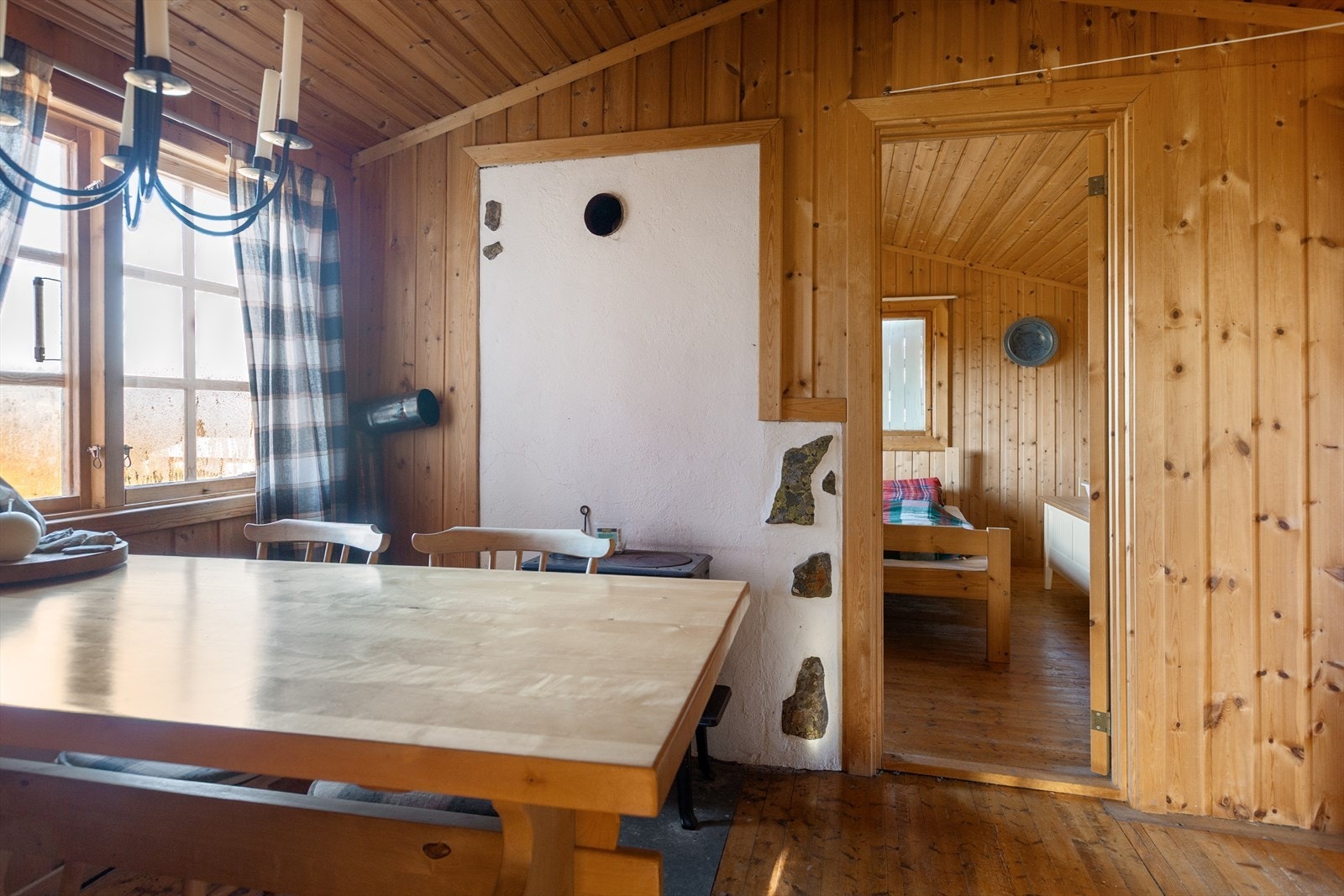 Hytta har lakkerte tregulv, samt vegger og tak i trepanel som gir en lun og varm stemning. Galleribilde