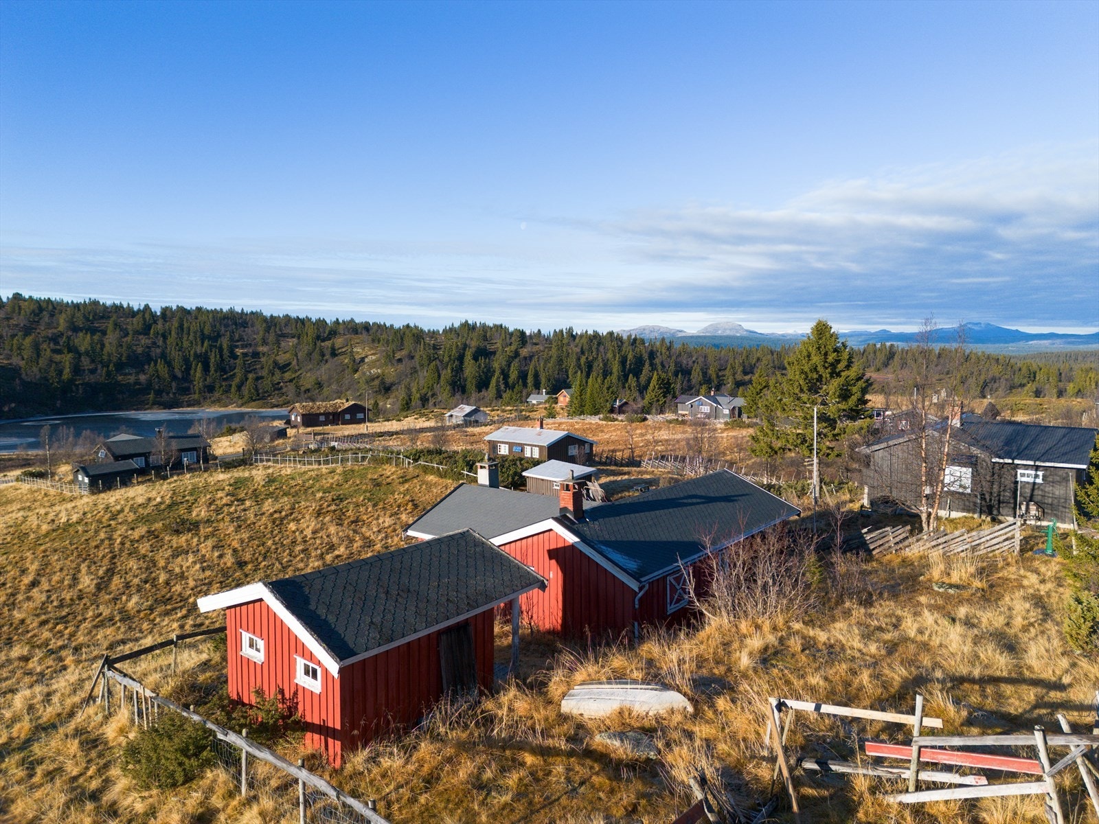 Dette en enkel, men sjarmerende fritidseiendom beliggende på vakre Pilset ved Smørlifjell. Den har idylliske omgivelser og har flott utsikt mot blant annet Rundemellen. Galleribilde