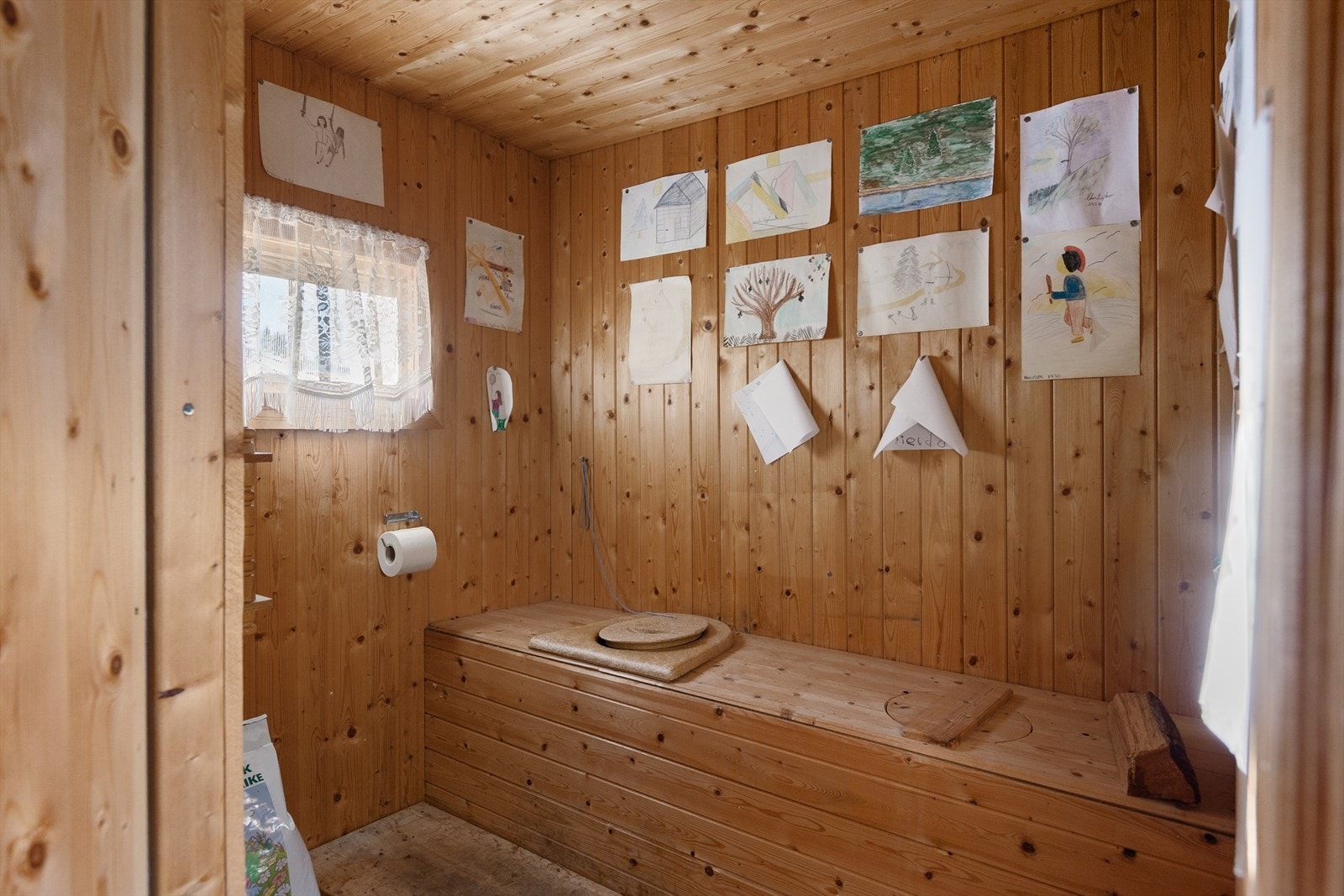 ....mens utedoen har panelte vegger og plassbygd dobenk med to seter - praktisk og sjarmerende! Galleribilde