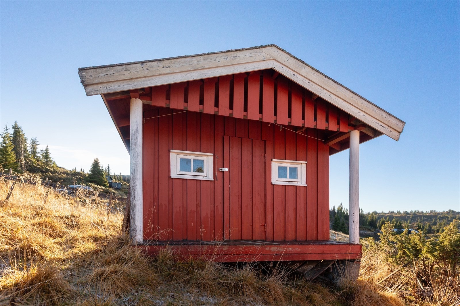 På tunet finner du et uthus med overbygd inngangsparti. Her er både bod og utedo. Galleribilde