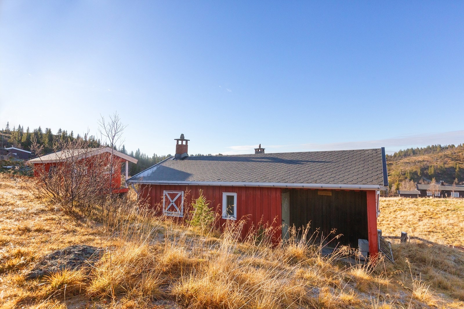 Standarden er enkel, og bygningene har behov for noe oppgradering og vedlikehold - men her ligger også muligheten for å skape sitt eget drømmested på fjellet. Galleribilde