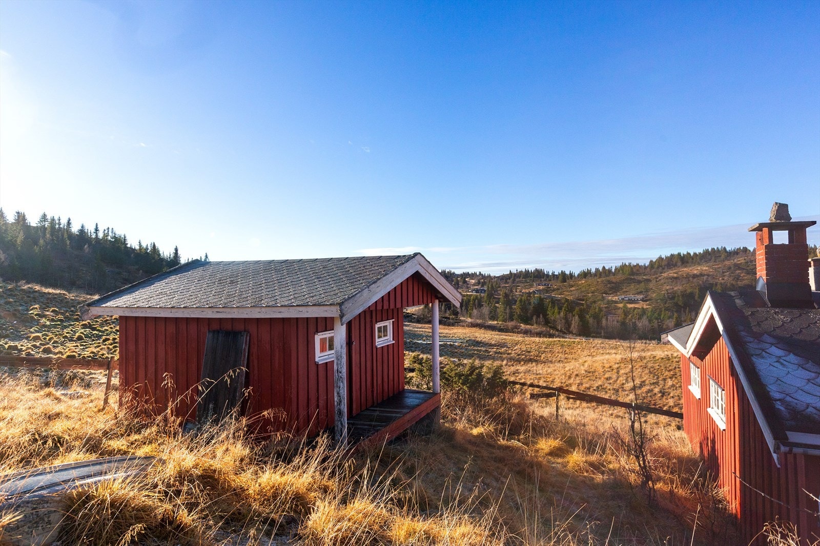 Hytta har sommervei frem til tomta. Det er ikke innlagt strøm, men mulighet for tilkobling finnes. Vann hentes fra borehull ca. 5 meter fra hytta, og gråvann ledes til terreng. Galleribilde