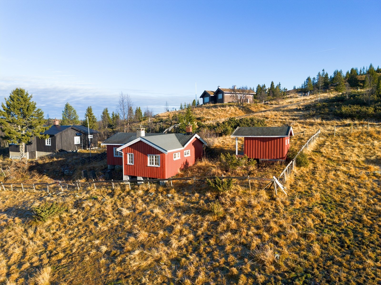 "Kosebu" som eiendommen heter, ligger nydelig til ca. 1000 moh. i et stølsområde med spredt hyttebebyggelse og støler. Galleribilde
