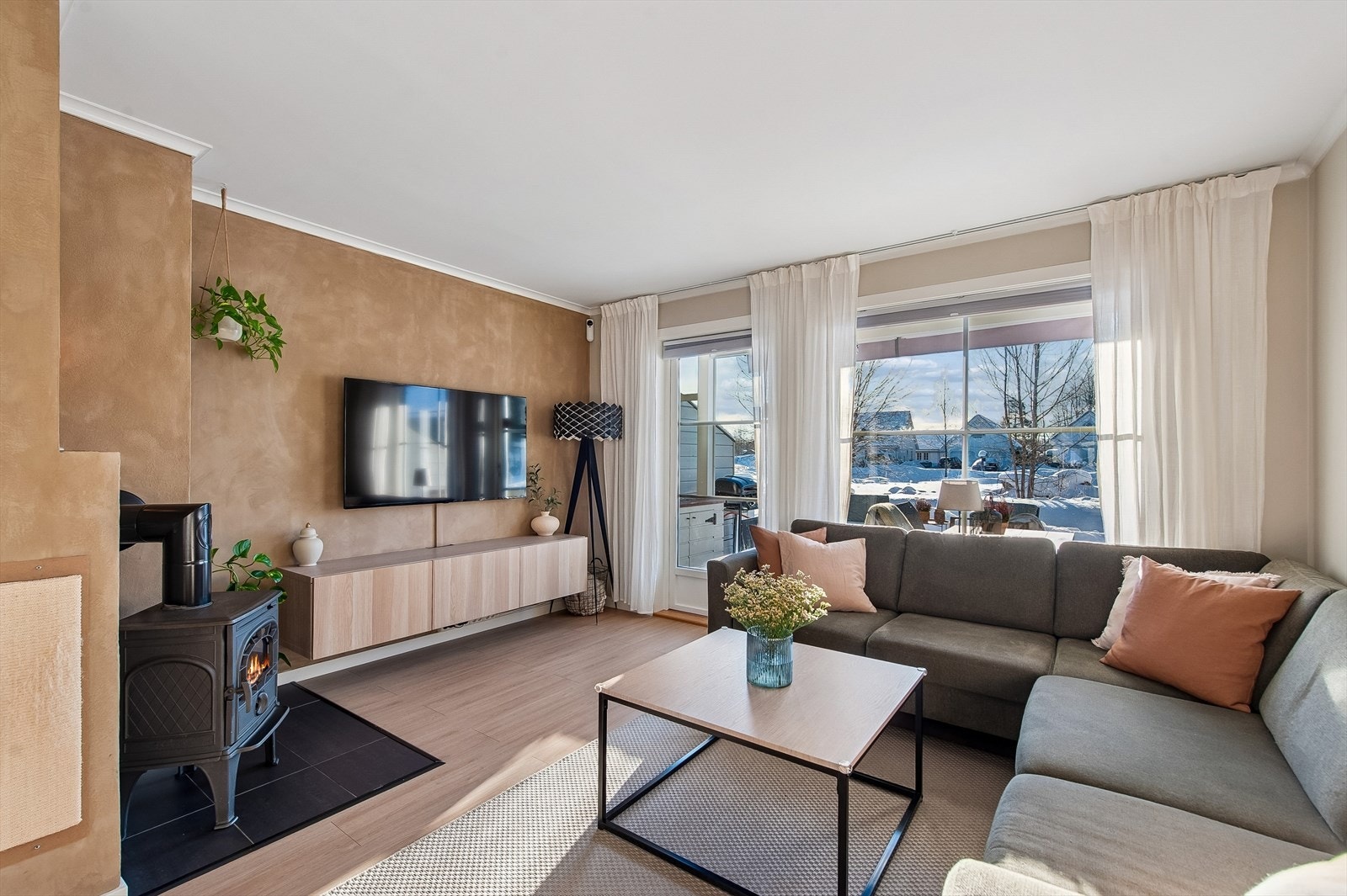Stuen har en hyggelig peisovn og direkte utgang til terrassen. Galleribilde
