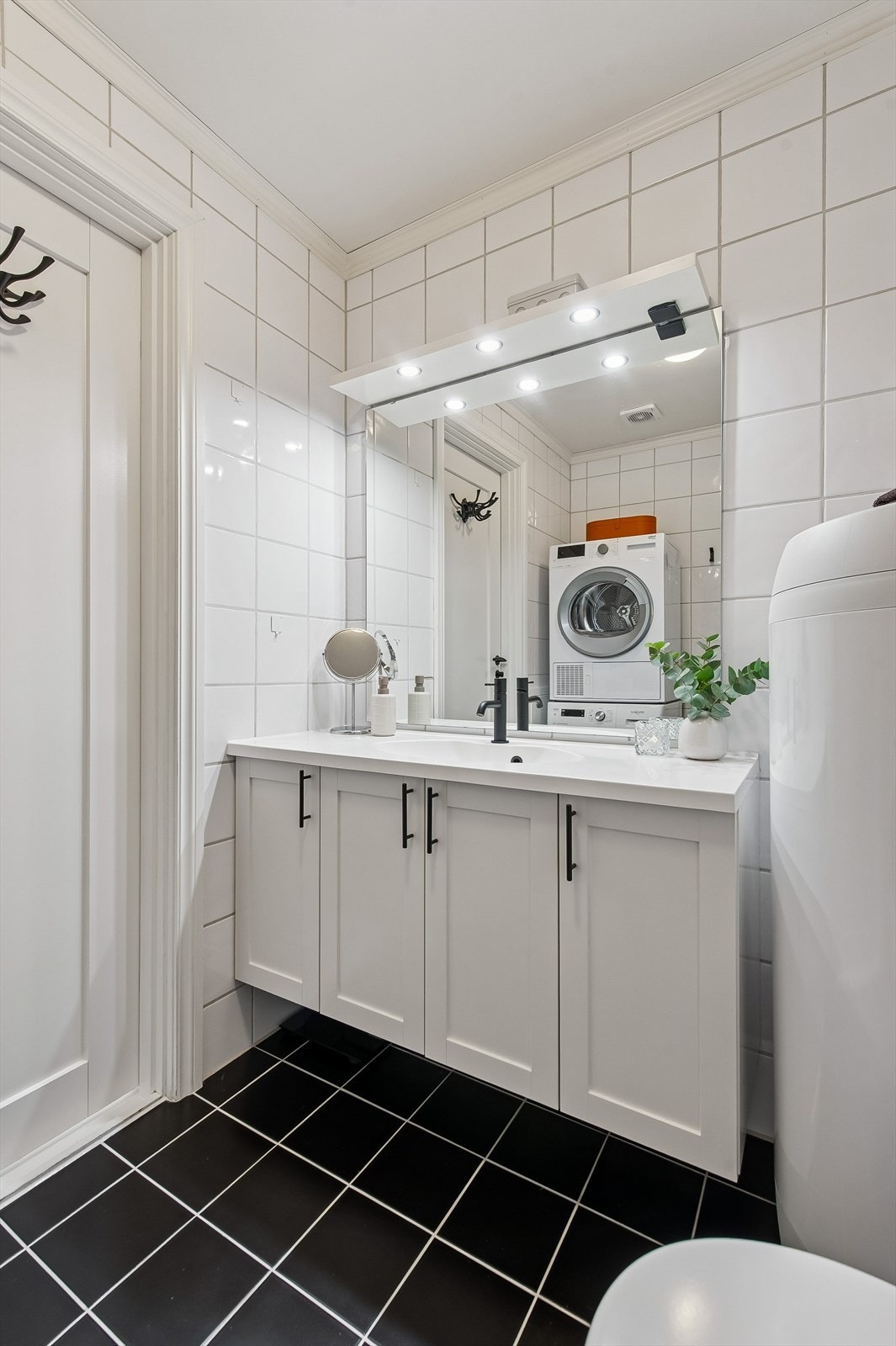 Badet i andre etasje er flislagt og har opplegg for vaskemaskin og tørketrommel. Galleribilde