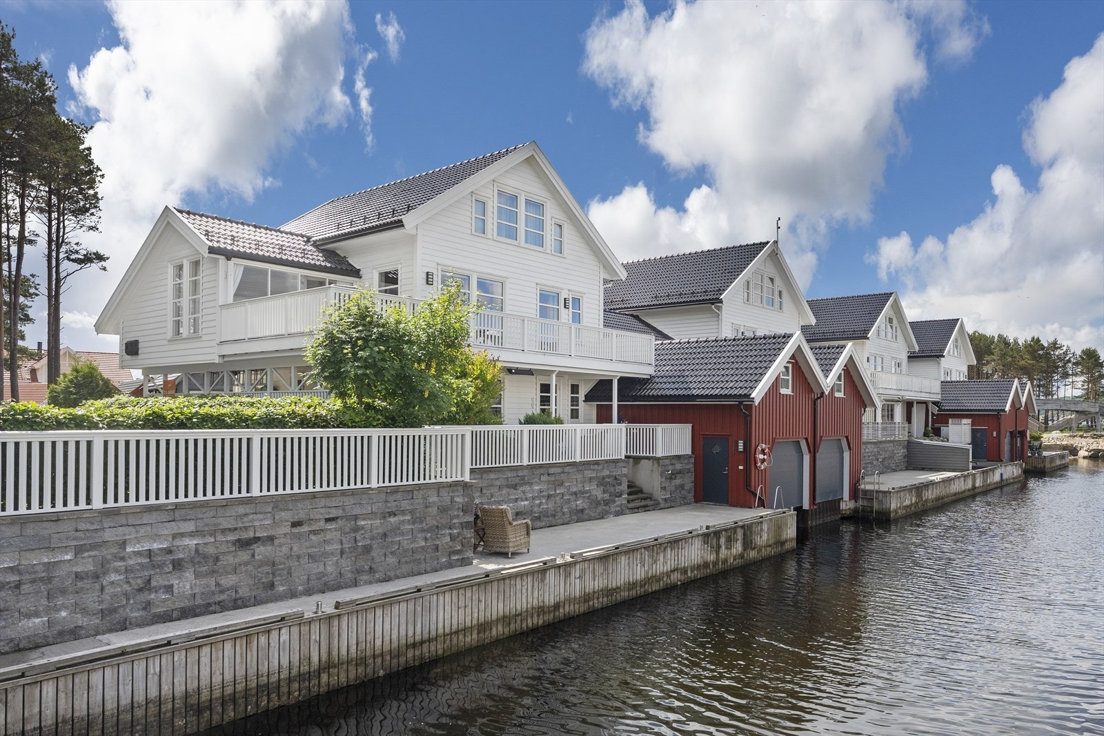 Lekker eiendom i Spangereid med egen brygge og båthus Galleribilde
