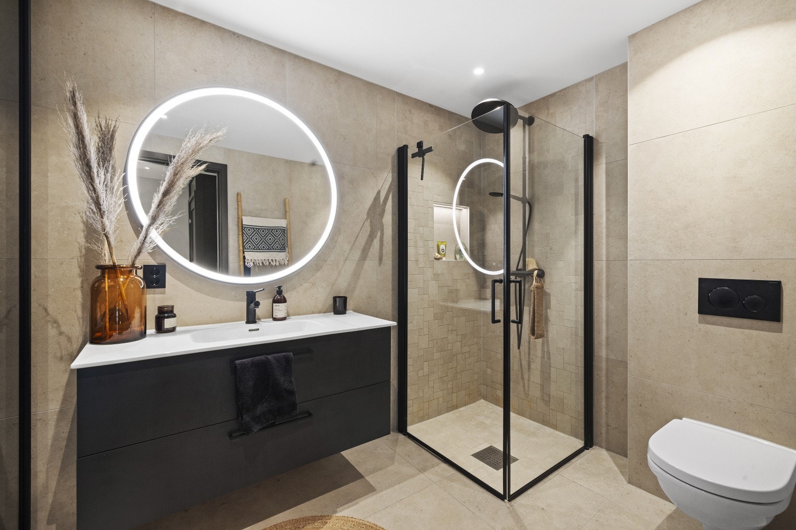 Badet i underetasjen er flislagt og har vannbåren gulvvarme, vegghengt toalett og dusjnisje. Galleribilde
