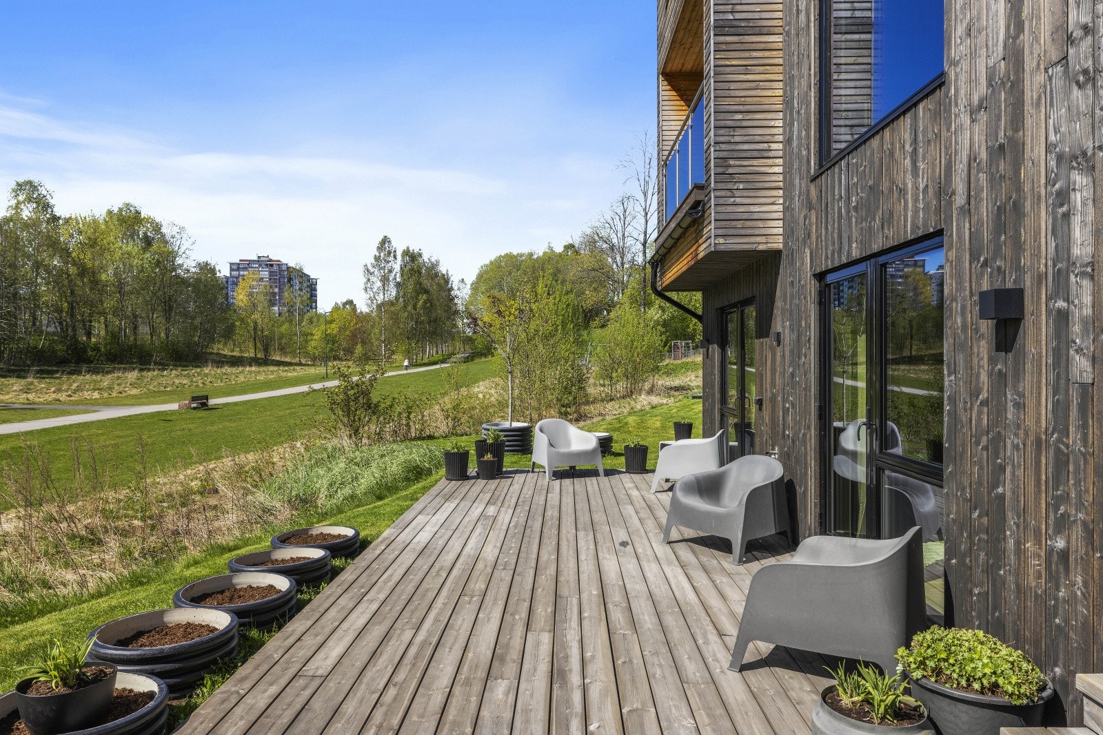 Terrassen på bakkeplan og hagen har direkte tilknytning til grøntområdene og turstien i Lundedalen. Galleribilde