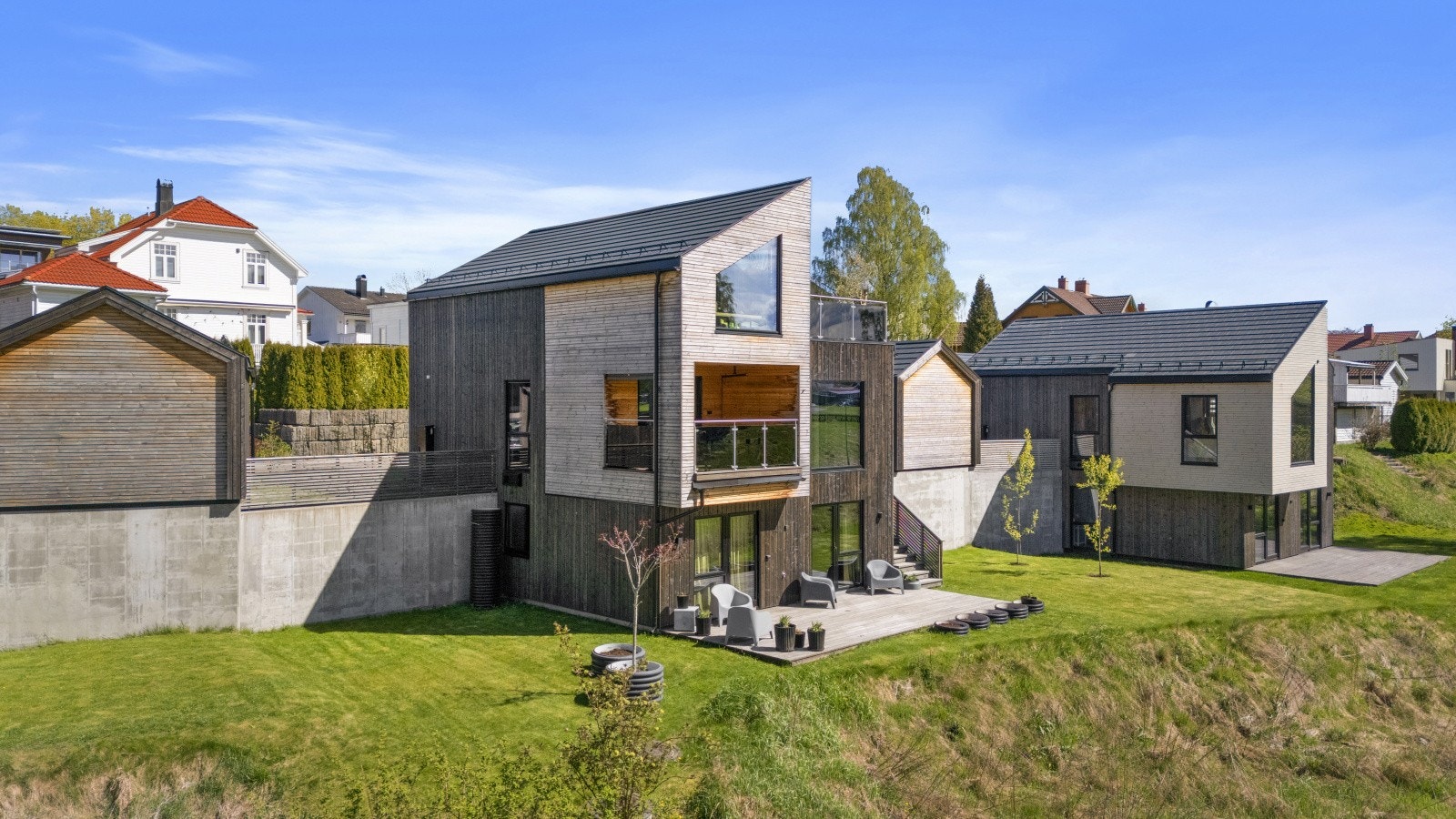 Moderne og lekker enebolig med flotte solforhold, rolige omgivelser og flere herlige uteplasser! Galleribilde