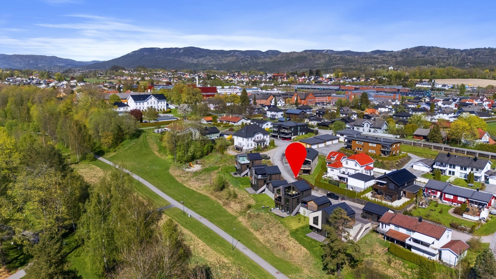 Eiendommen ligger tilbaketrukket i et etablert boligområde. Boligen kombinerer en sentral beliggenhet med umiddelbar nærhet til turstien i Lundedalens rekreasjonsområde. Galleribilde