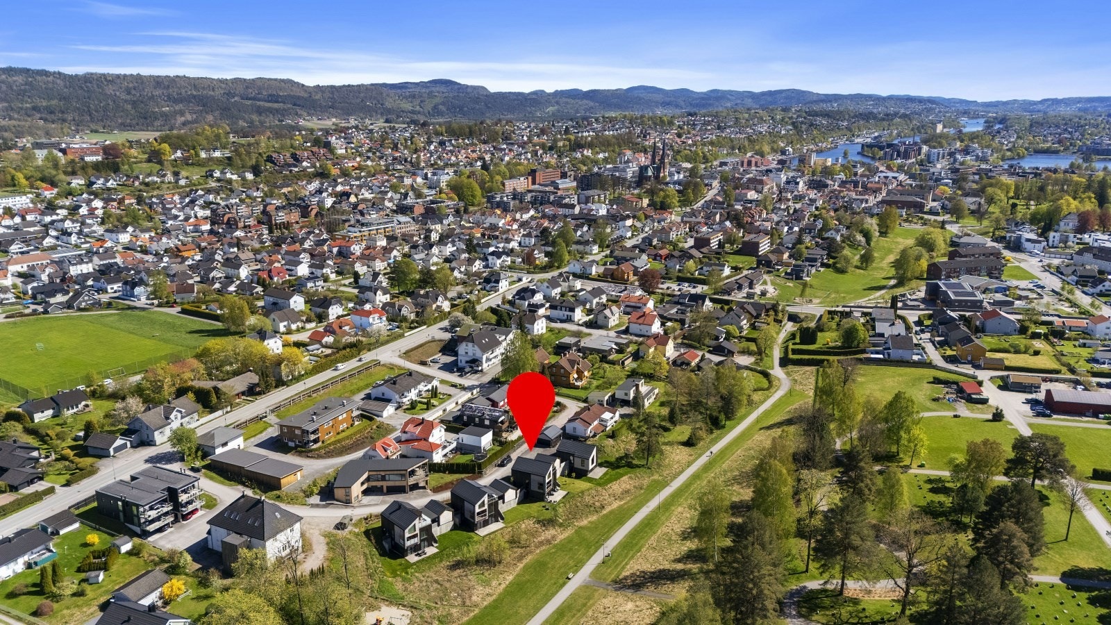 Fra boligen er det gangavstand til barne- og ungdomsskoler, og kort vei til Skien sentrum. Galleribilde