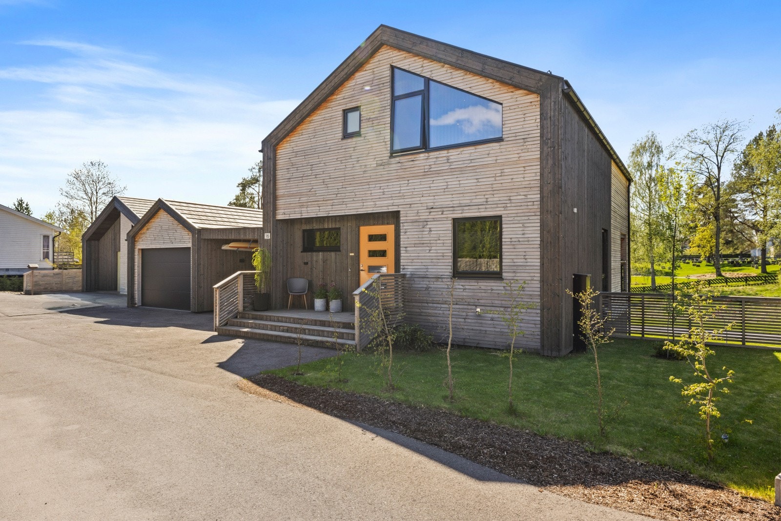 Lekker enebolig fra 2023 med vannbåren varme, energiklasse A og tilhørende garasje med carport. Galleribilde