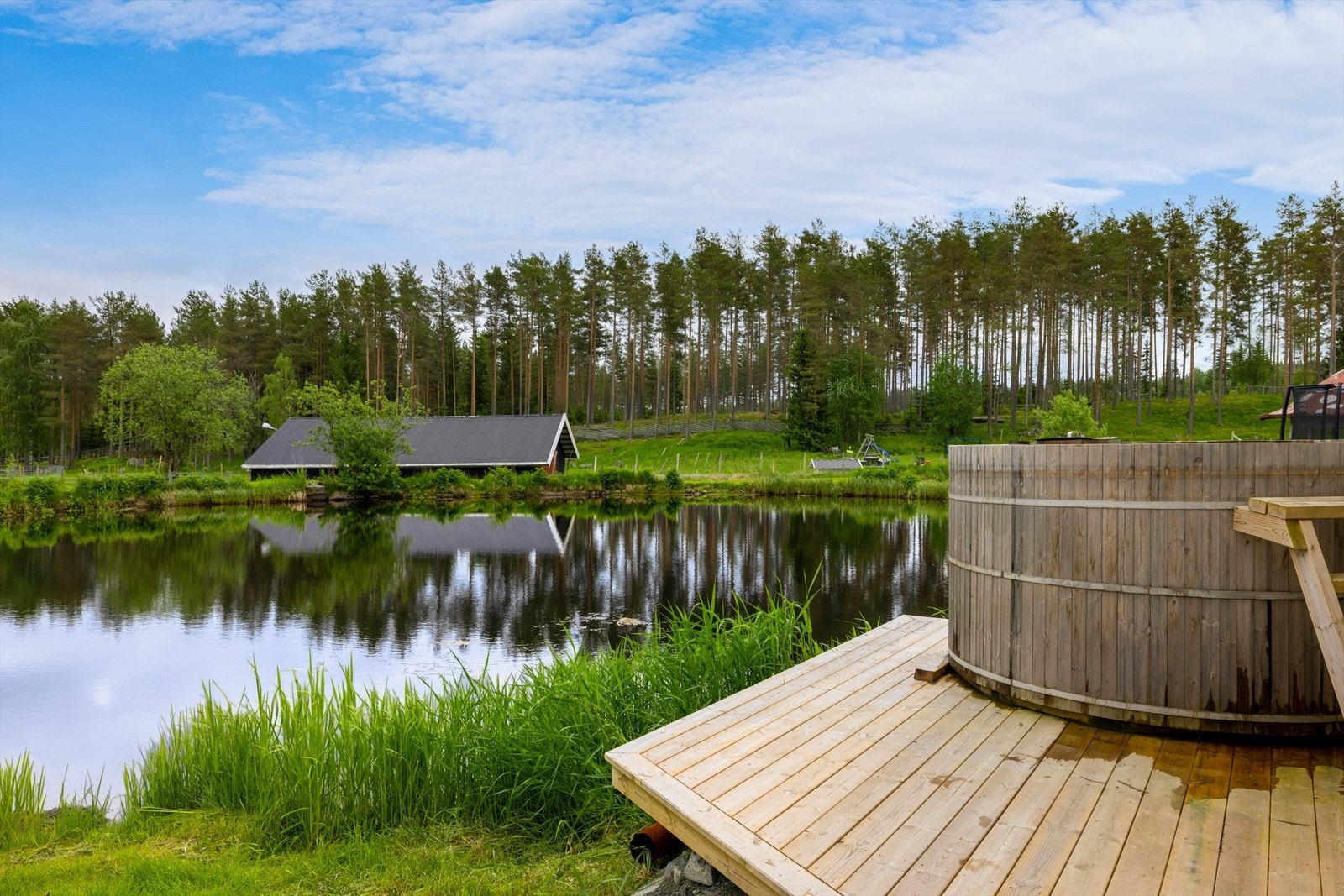 Ved dammen er det også plassert en vedfyrt badestamp. Galleribilde