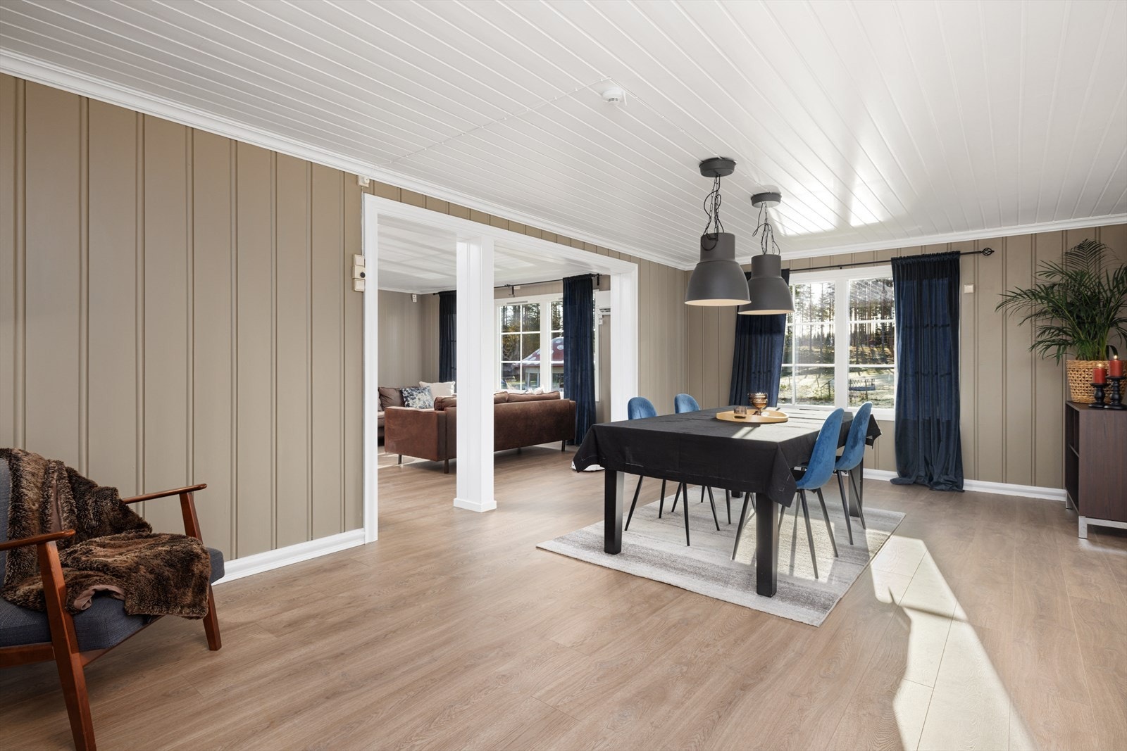 Spisestuen har god plass til langbord og er et naturlig samlingspunkt mellom stue og kjøkken. Galleribilde