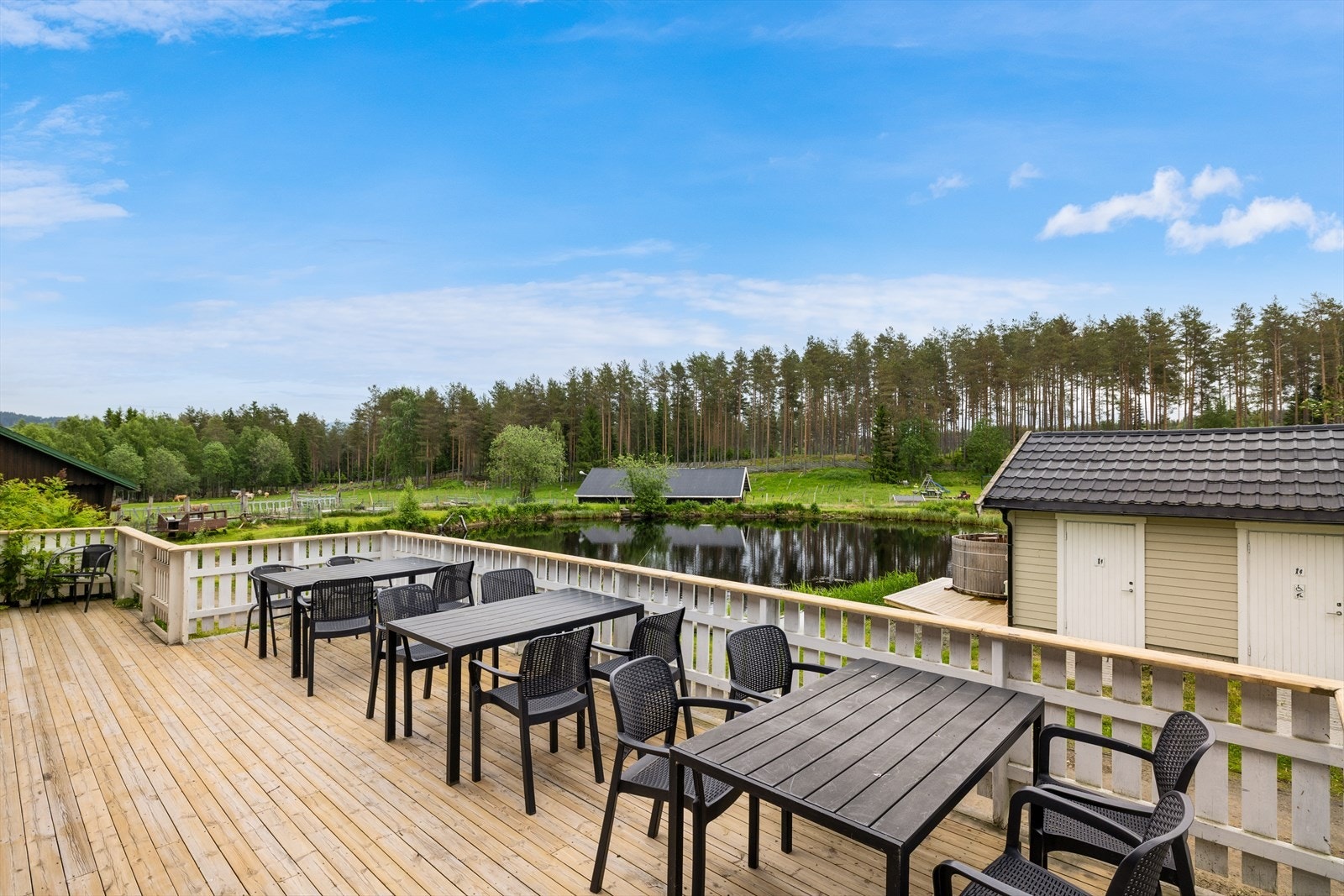 Ved dammen er det anlagt en stor platting med plass til langbord. Galleribilde