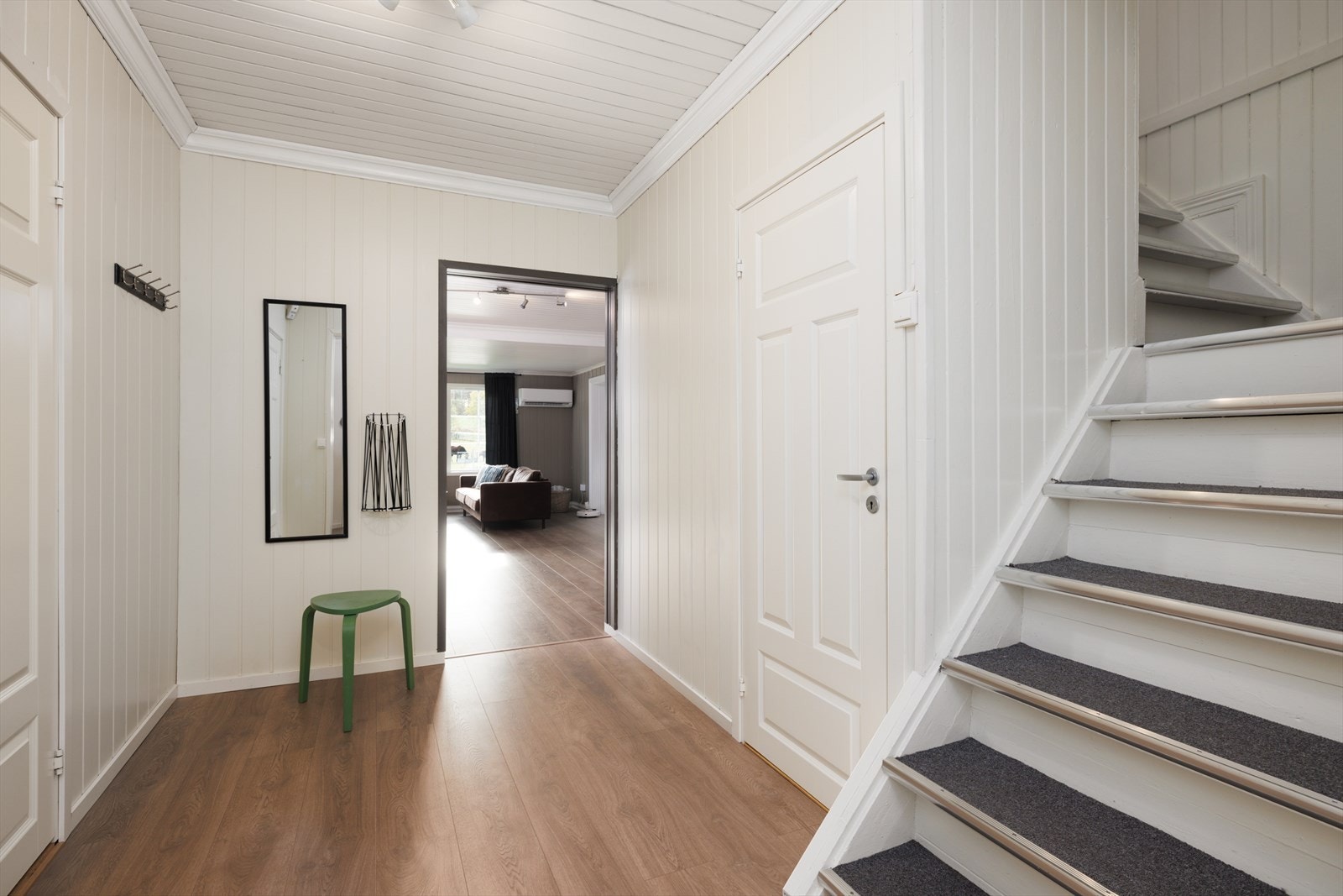Tretrappen med trinnbeskyttere binder de to hovedetasjene sammen. Galleribilde
