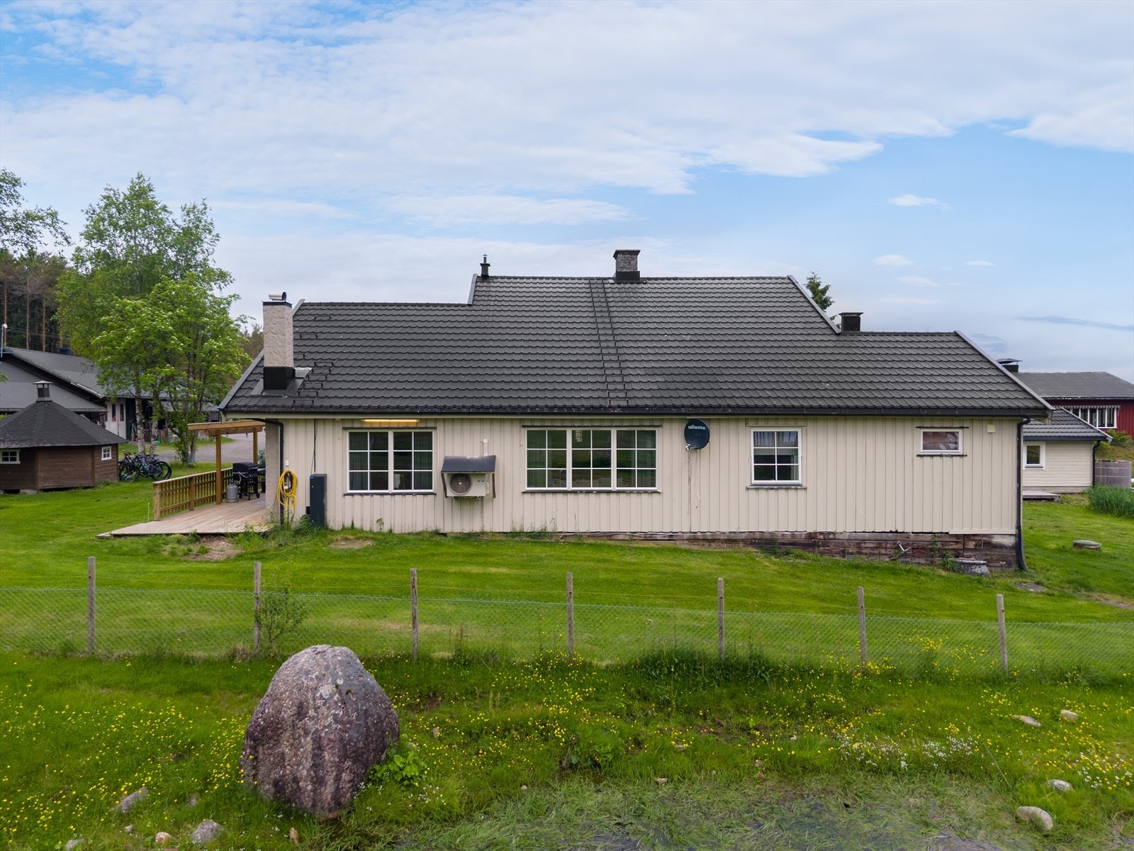 Taket har taksteinsprofilerte stålplater. Galleribilde