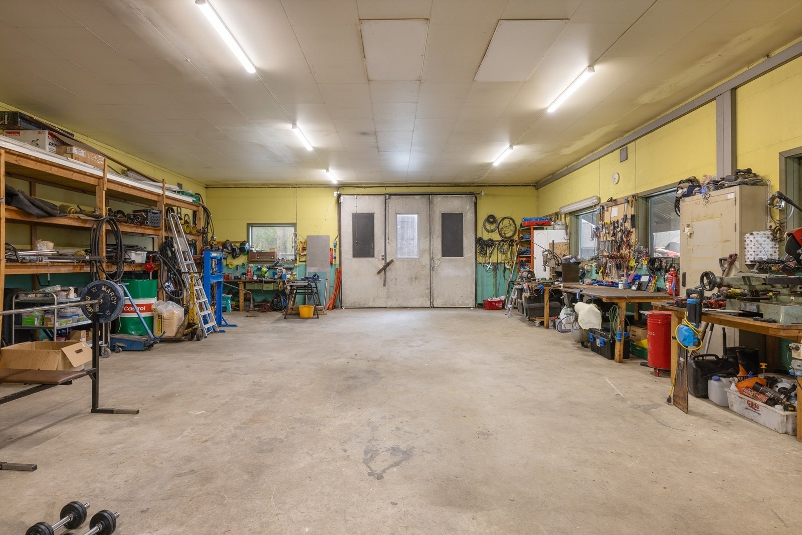 Stort verkstedbygg med god plass for vedlikehold av maskiner og utstyr. Galleribilde