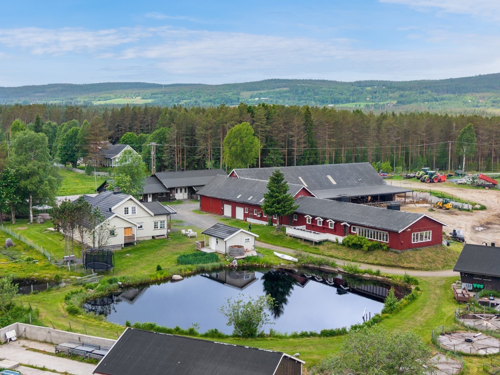 Gården er omkranset av egne jorder og skog. Galleribilde