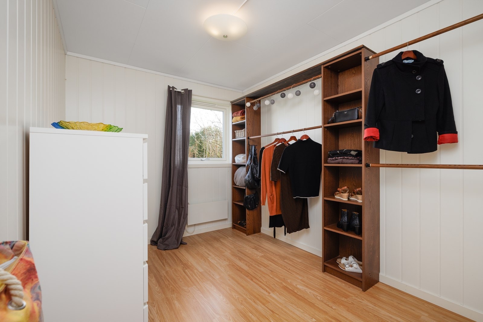Praktisk walk-in-closet gir rikelig med oppbevaringsplass. Galleribilde