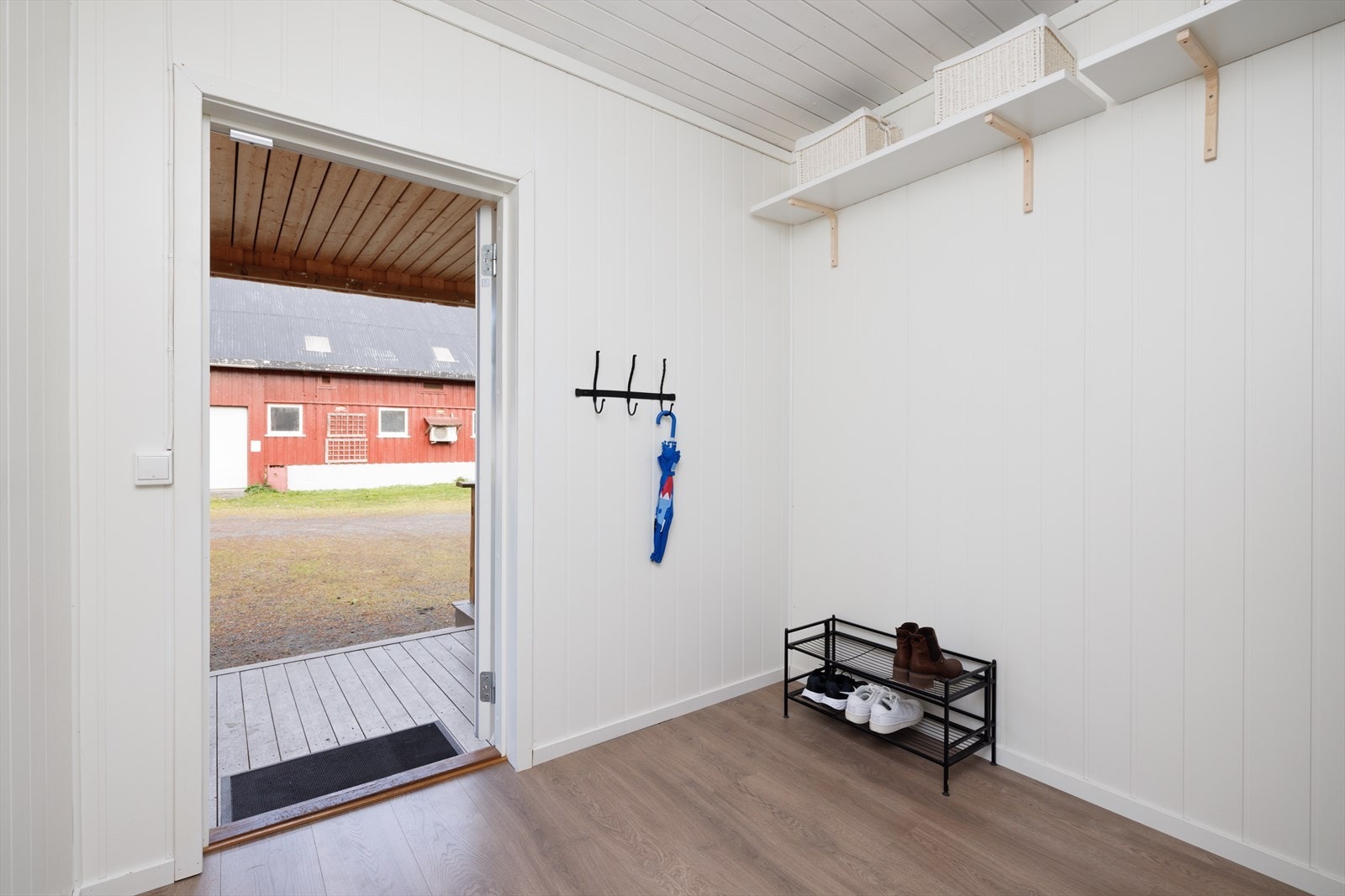 Entréen har plass til oppbevaring av yttertøy og sko, og leder videre inn i boligen. Galleribilde