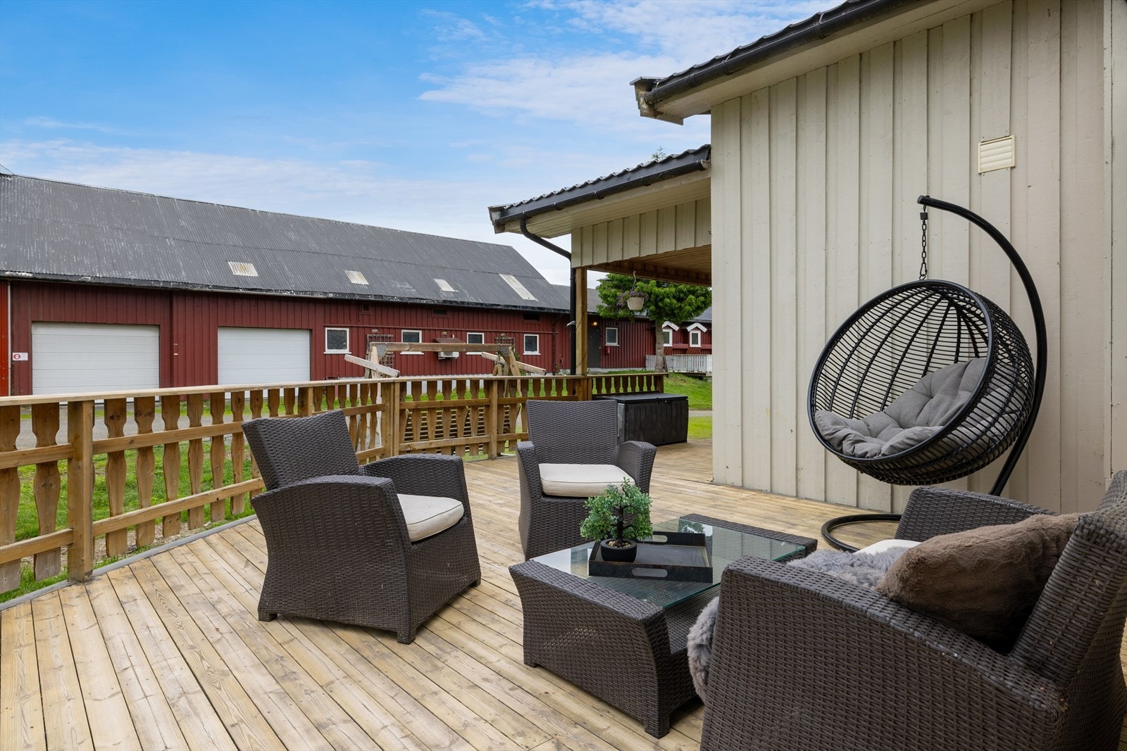 Uteplassen er en sentral del av livet på gården. Galleribilde