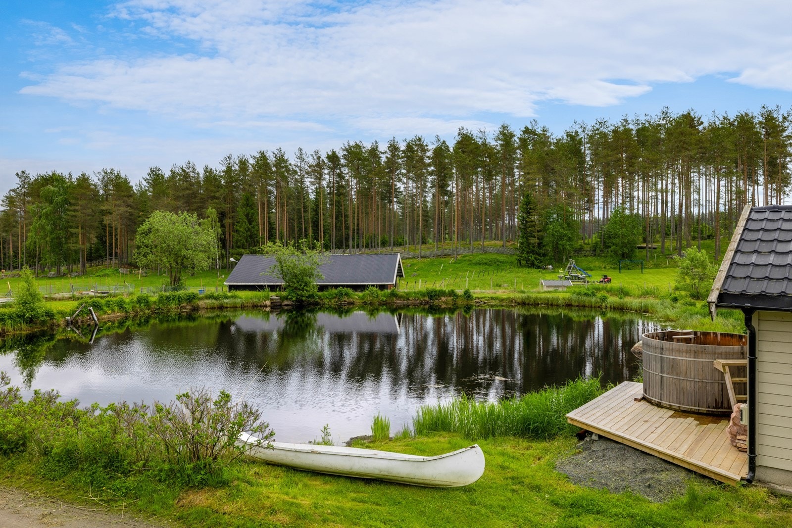 En idyllisk plass for rekreasjon ved vannkanten. Galleribilde