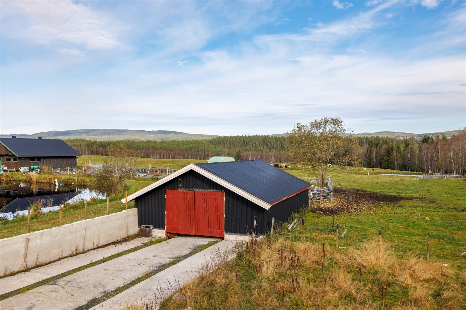 En av driftsbygningene på tunet. Galleribilde
