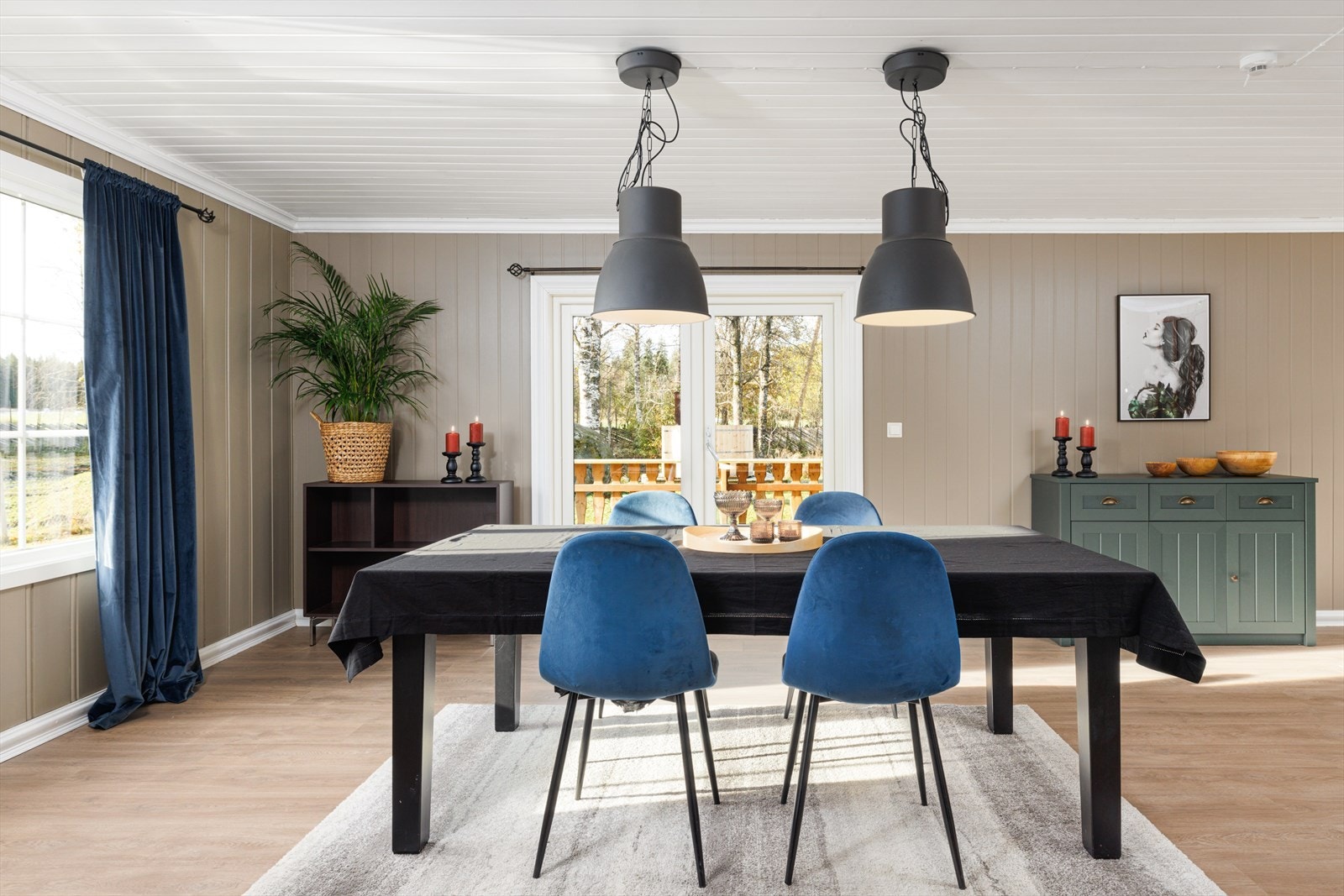 Fra spisestuen er det utgang til den store terrassen via en tofløyet verandadør fra 2023. Galleribilde