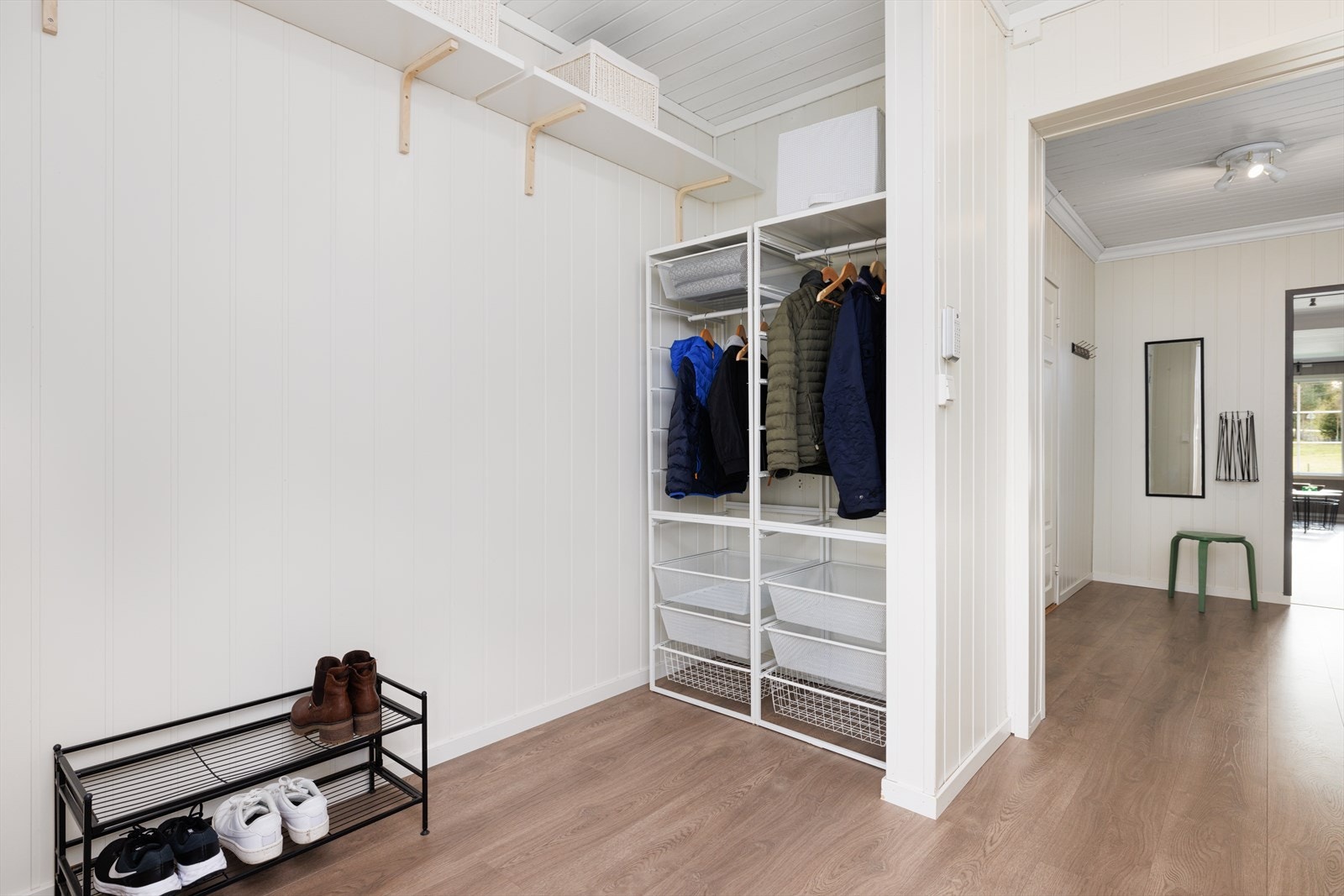 Fra entréen er det direkte tilgang til boligens oppholdsrom. Galleribilde