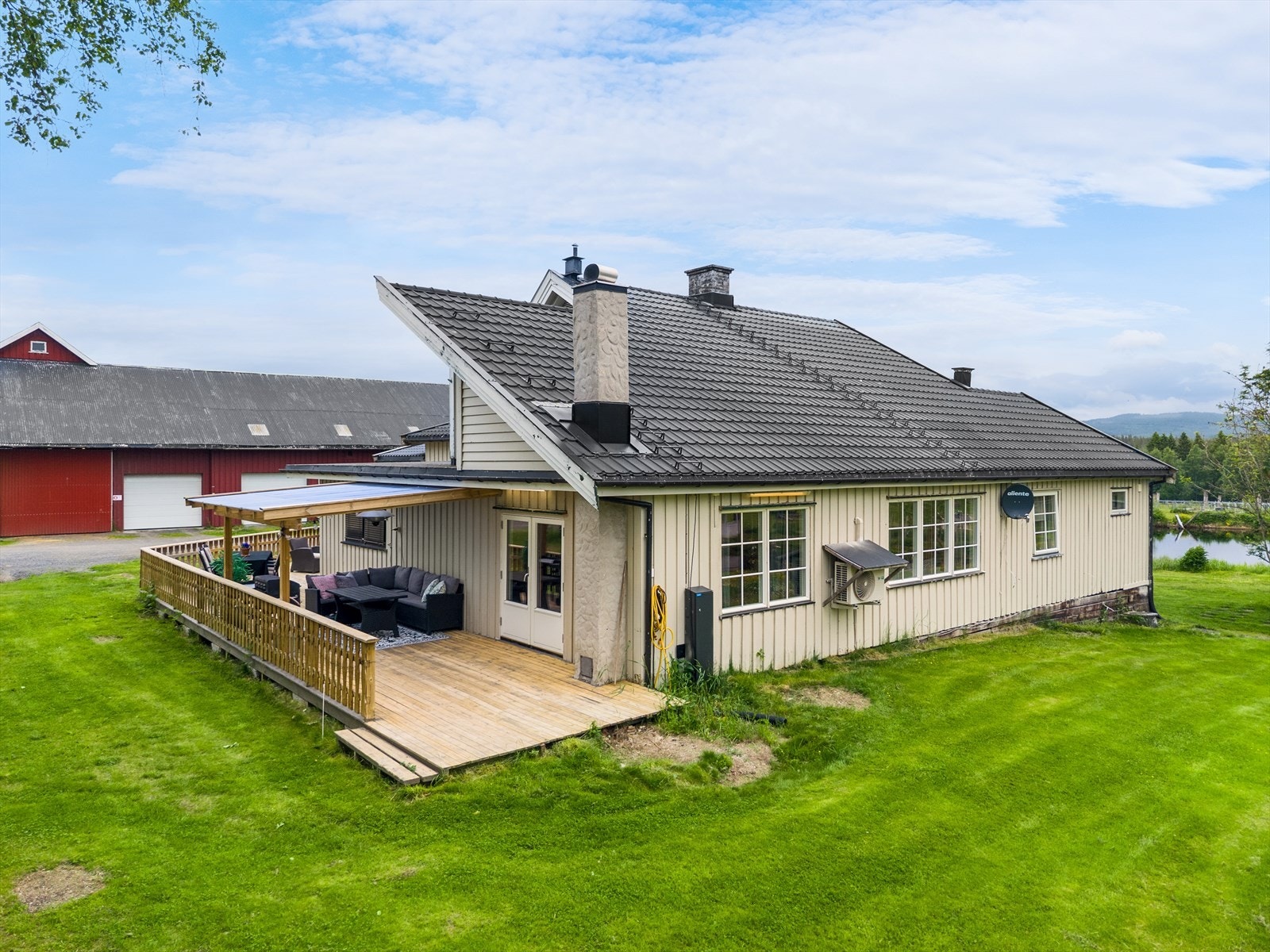 Terrassen på 79 kvm ble bygget i 2015 og strekker seg rundt deler av huset. Galleribilde