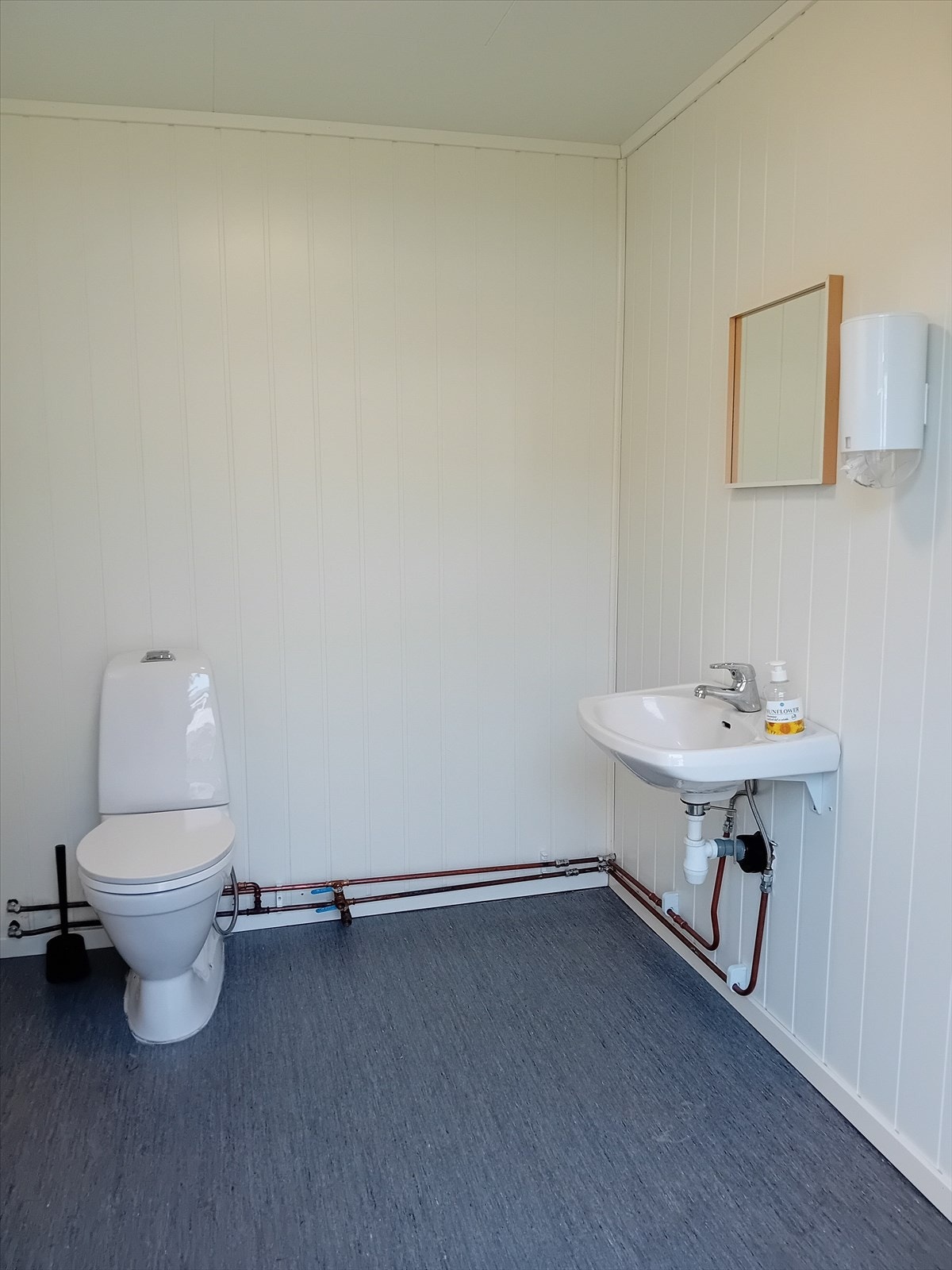 Vaffelbu m/toaletter. Privat foto Galleribilde