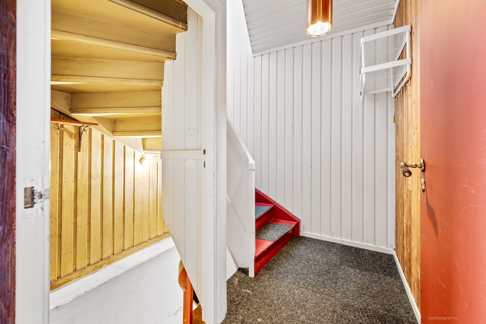 Trapperom med forbindelse til 2. etasje og kjelleren. Boligen har både en lakkert og en malt tretrapp. Galleribilde