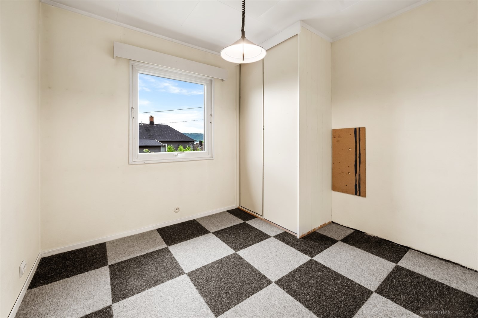 Soverom med plassbygget garderobeskap. Galleribilde