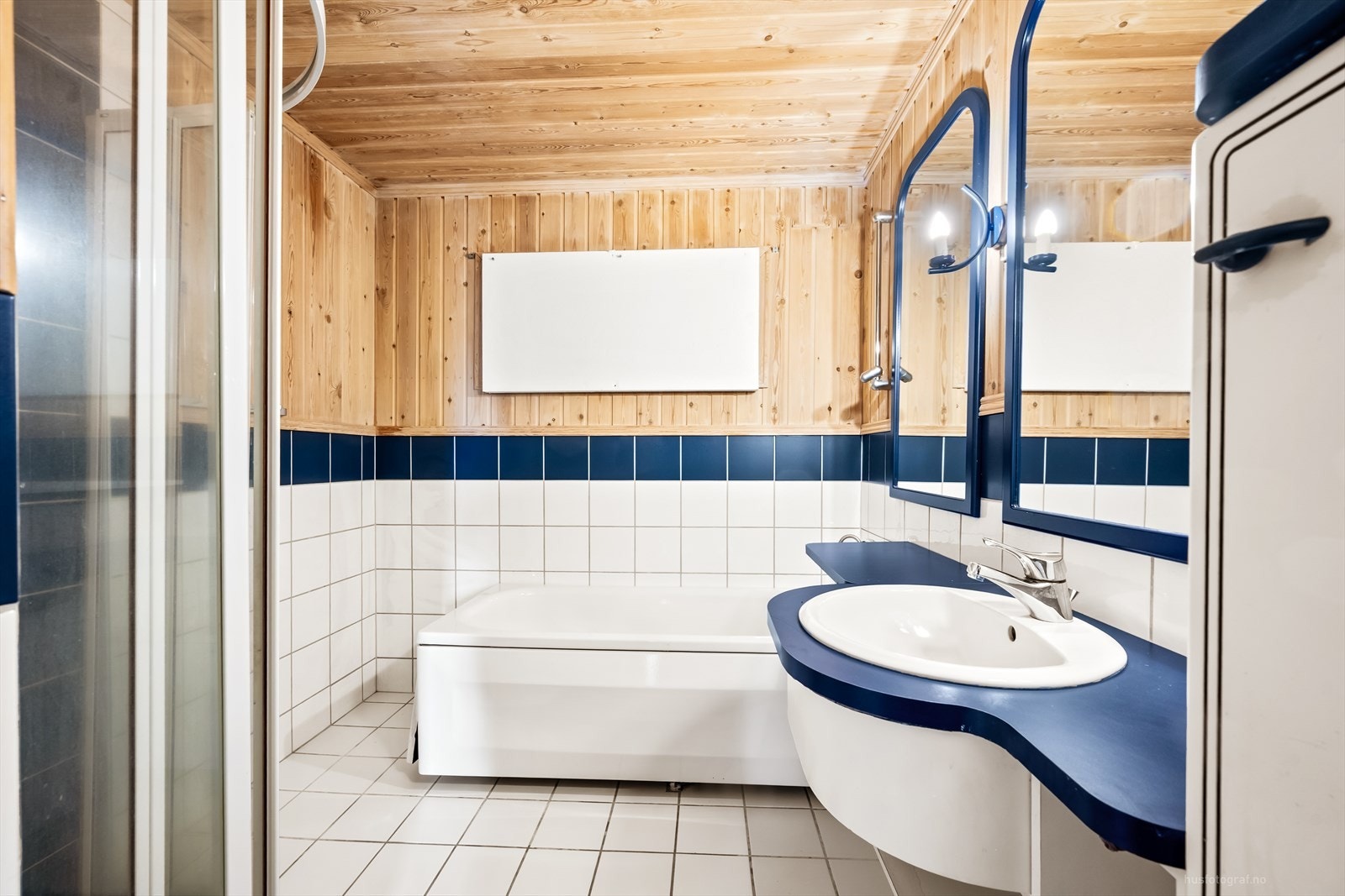 Badet i første etasje har flislagt gulv med gulvvarme, badekar og dusjhjørne. Galleribilde
