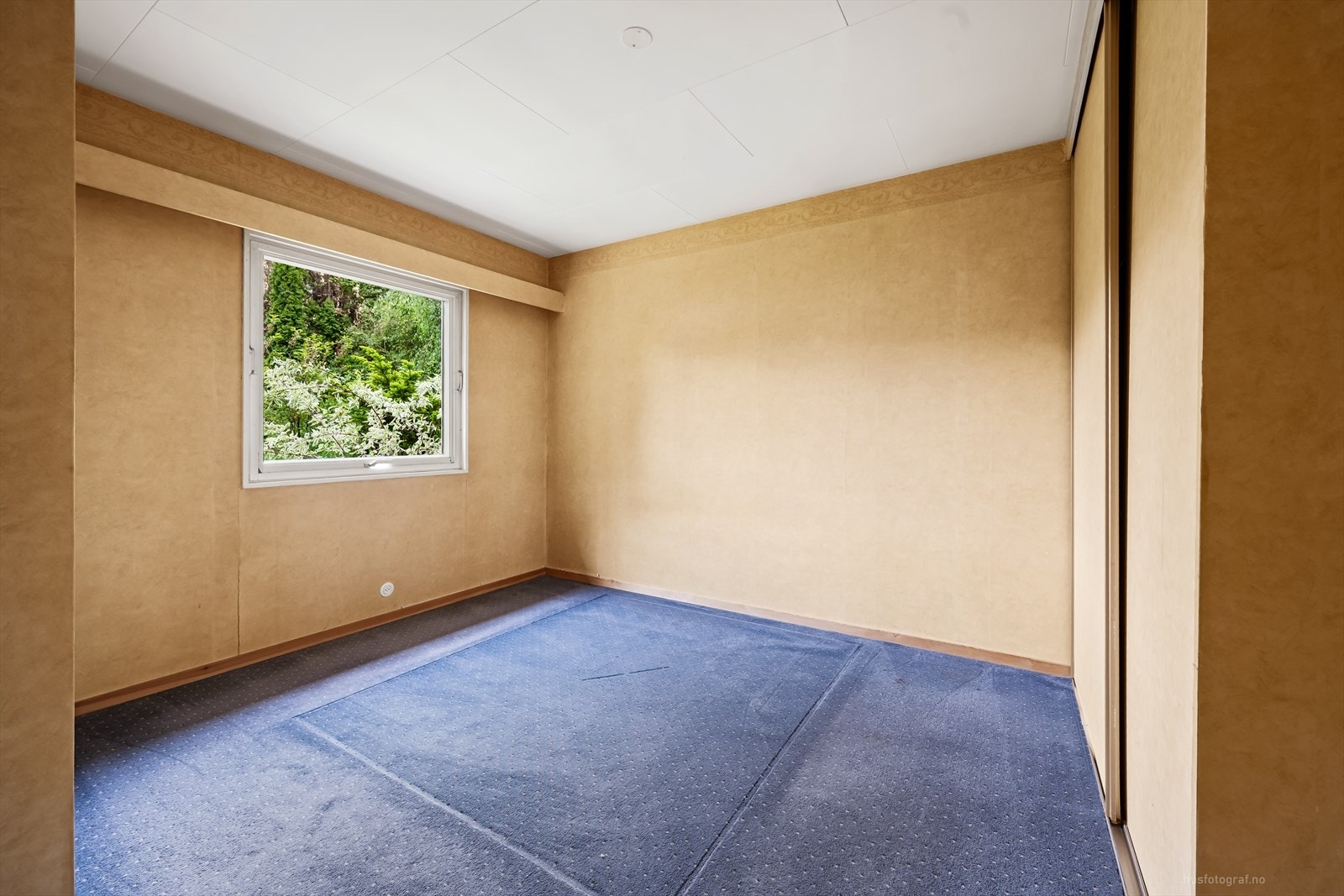 Ett av tre soverom i første etasje, med plass til seng og garderobeløsning. Galleribilde