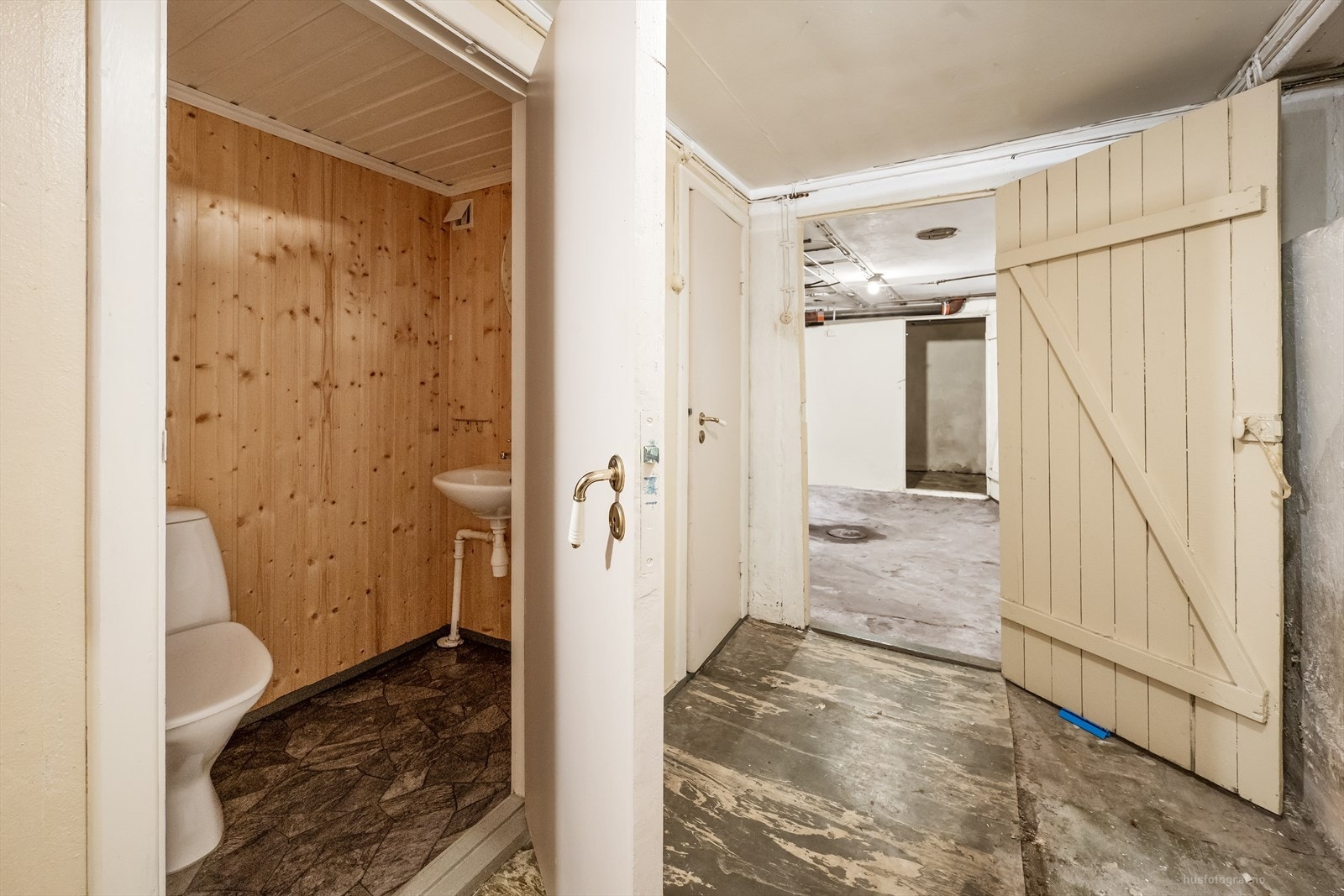 Toalettrom i kjelleretasjen med servant og toalett. Galleribilde