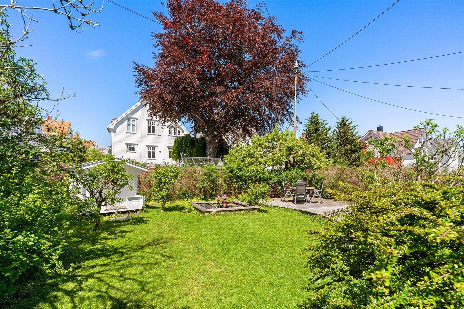 Hagen byr på rikelig med beplantning, gressplen og en romslig terrasse. Det er også balkong i både 1. og 2. etasje Galleribilde