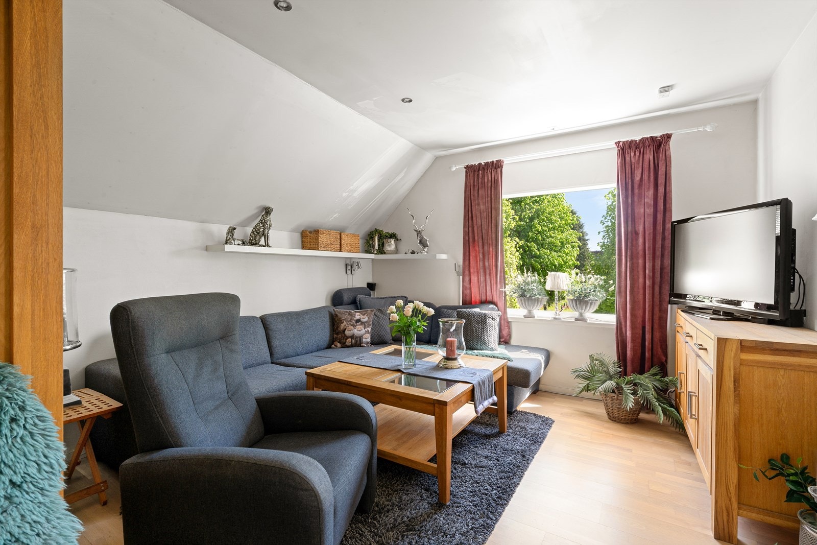Stuen har god plass til hjørnesofa, tv-benk og vitrineskap. Galleribilde