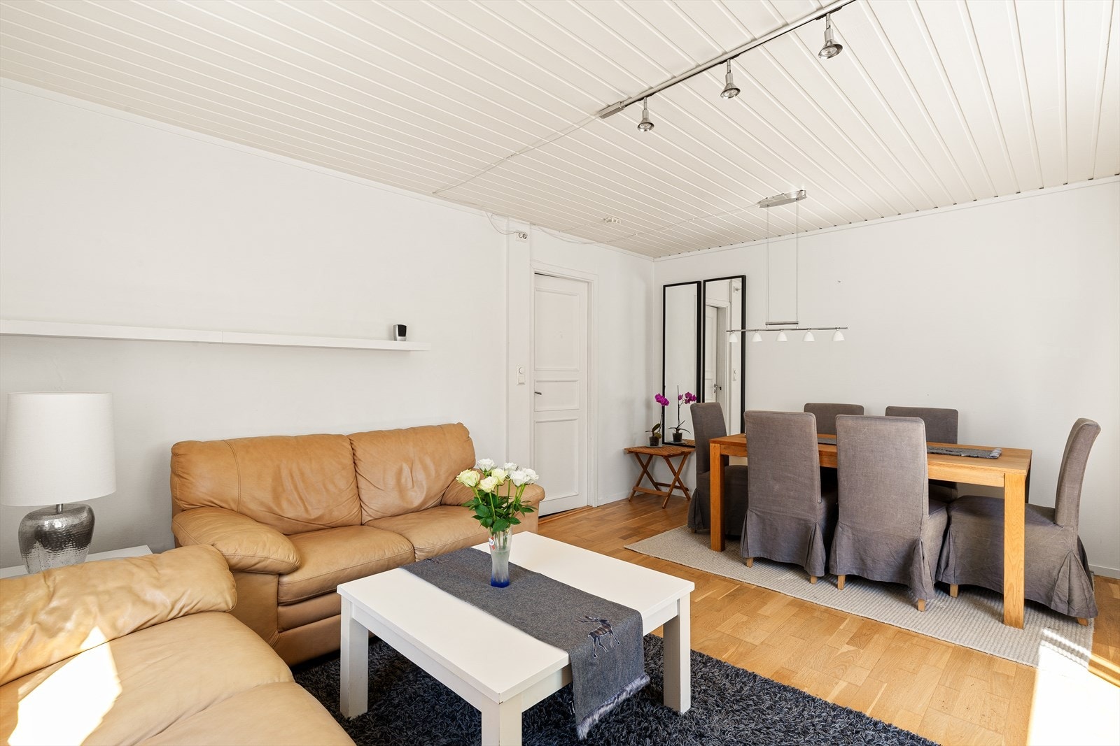 Plass til både sofagruppe og spisebord. Galleribilde